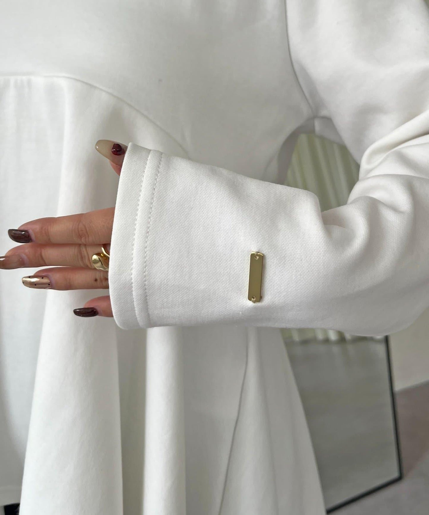 不規則下襬弧形荷葉邊長袖T恤