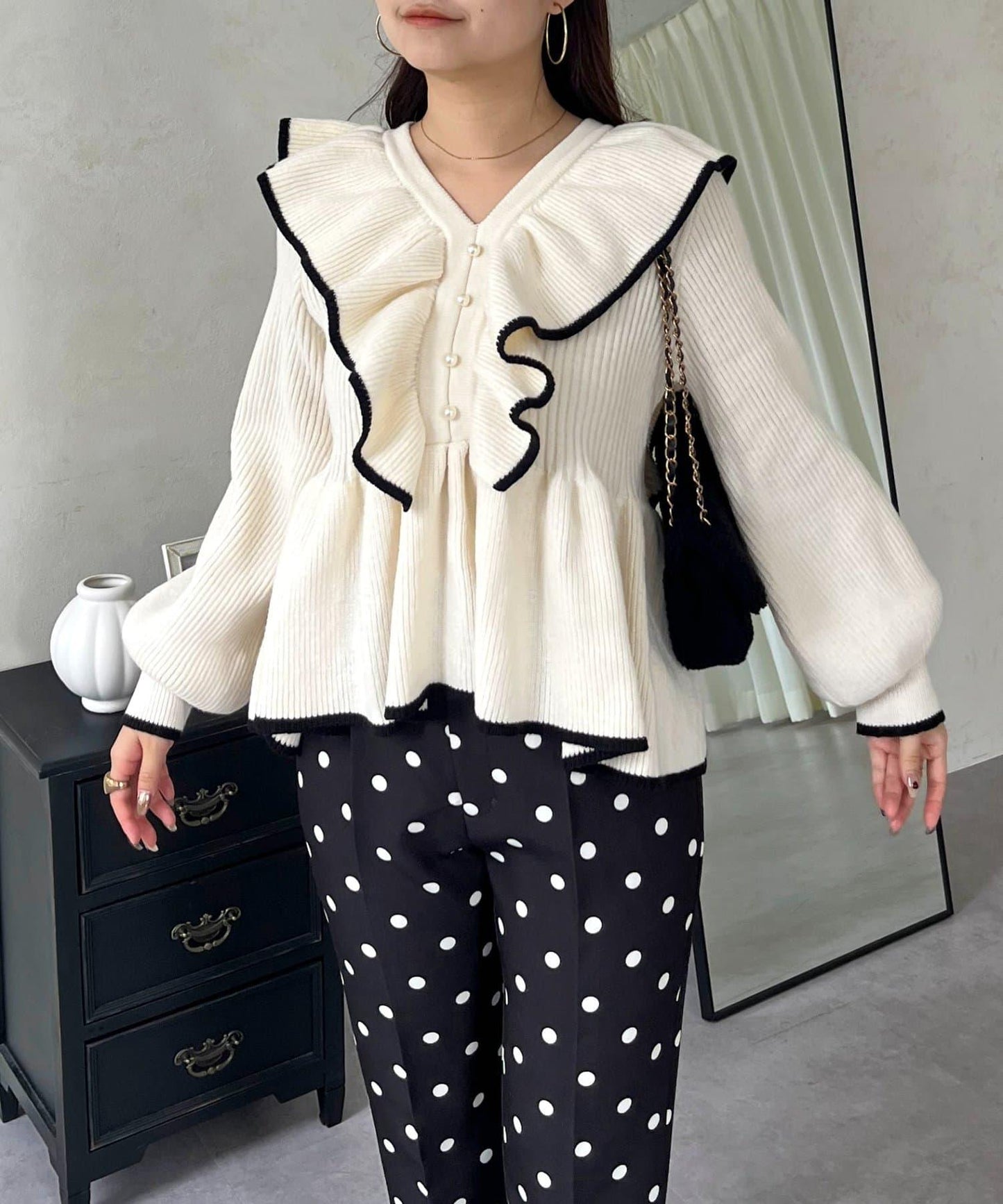 珍珠扣拼色荷葉邊短款針織衫