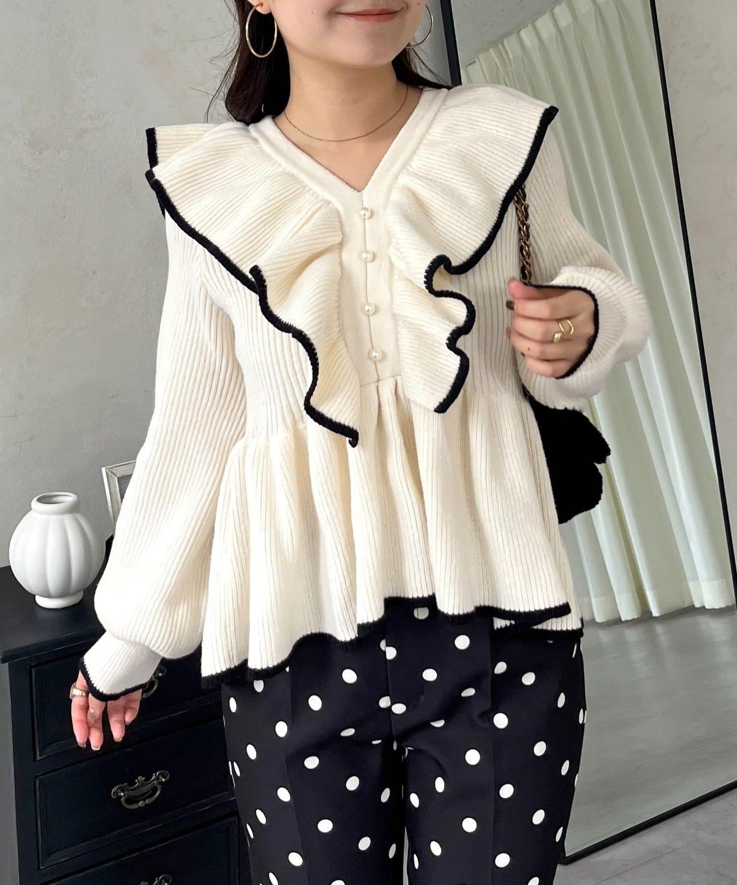 珍珠扣拼色荷葉邊短款針織衫