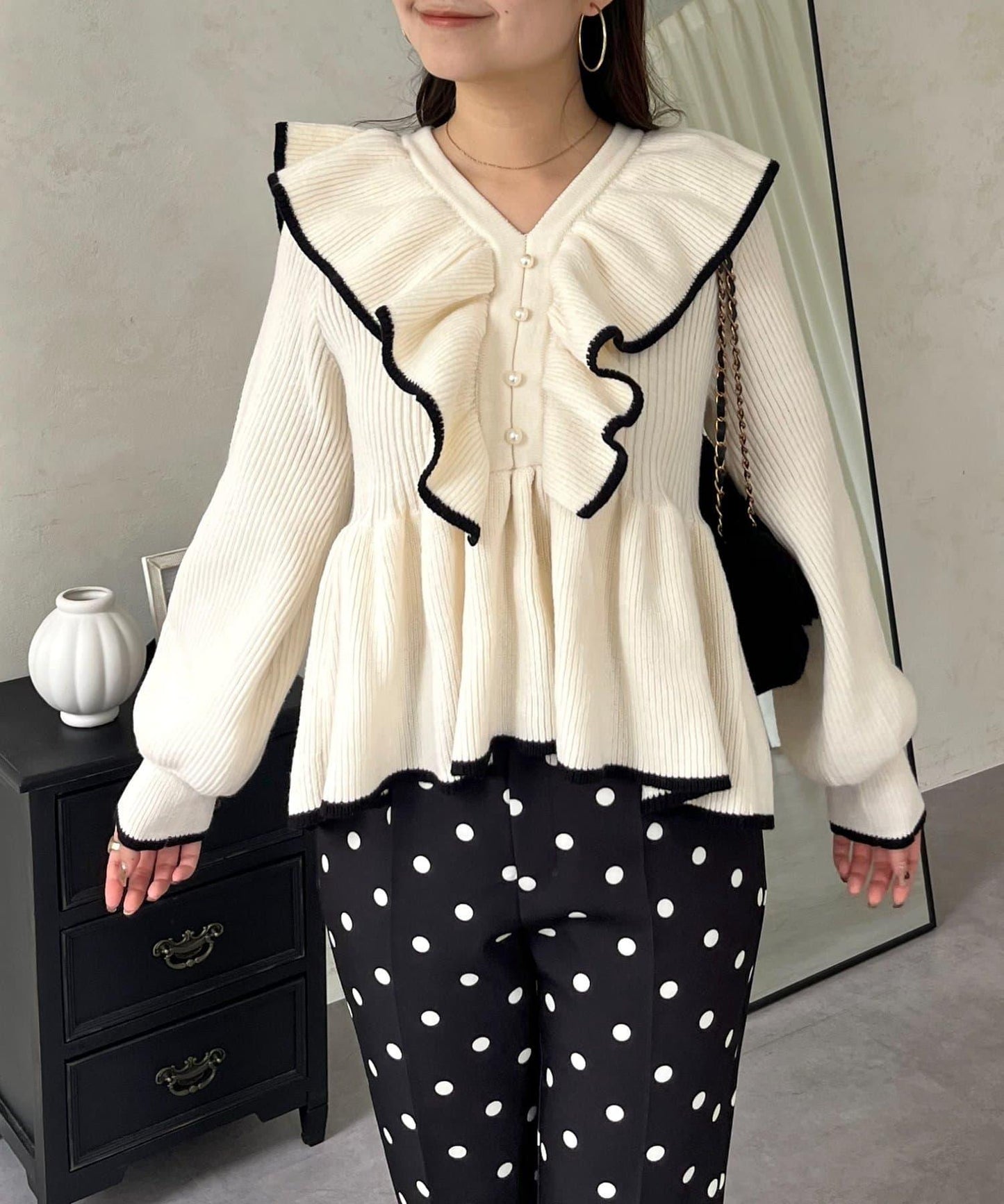 珍珠扣拼色荷葉邊短款針織衫