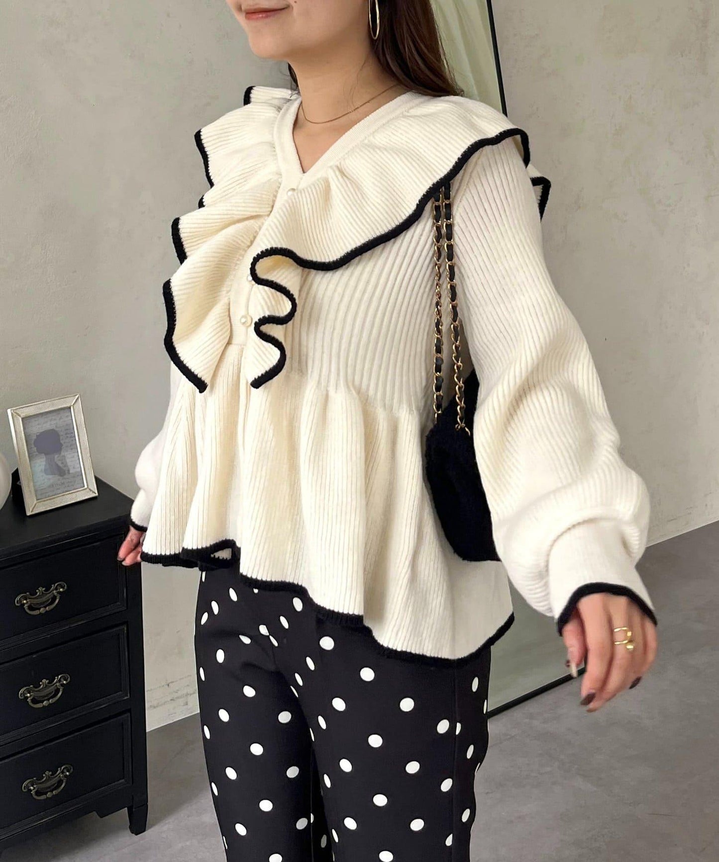 珍珠扣拼色荷葉邊短款針織衫