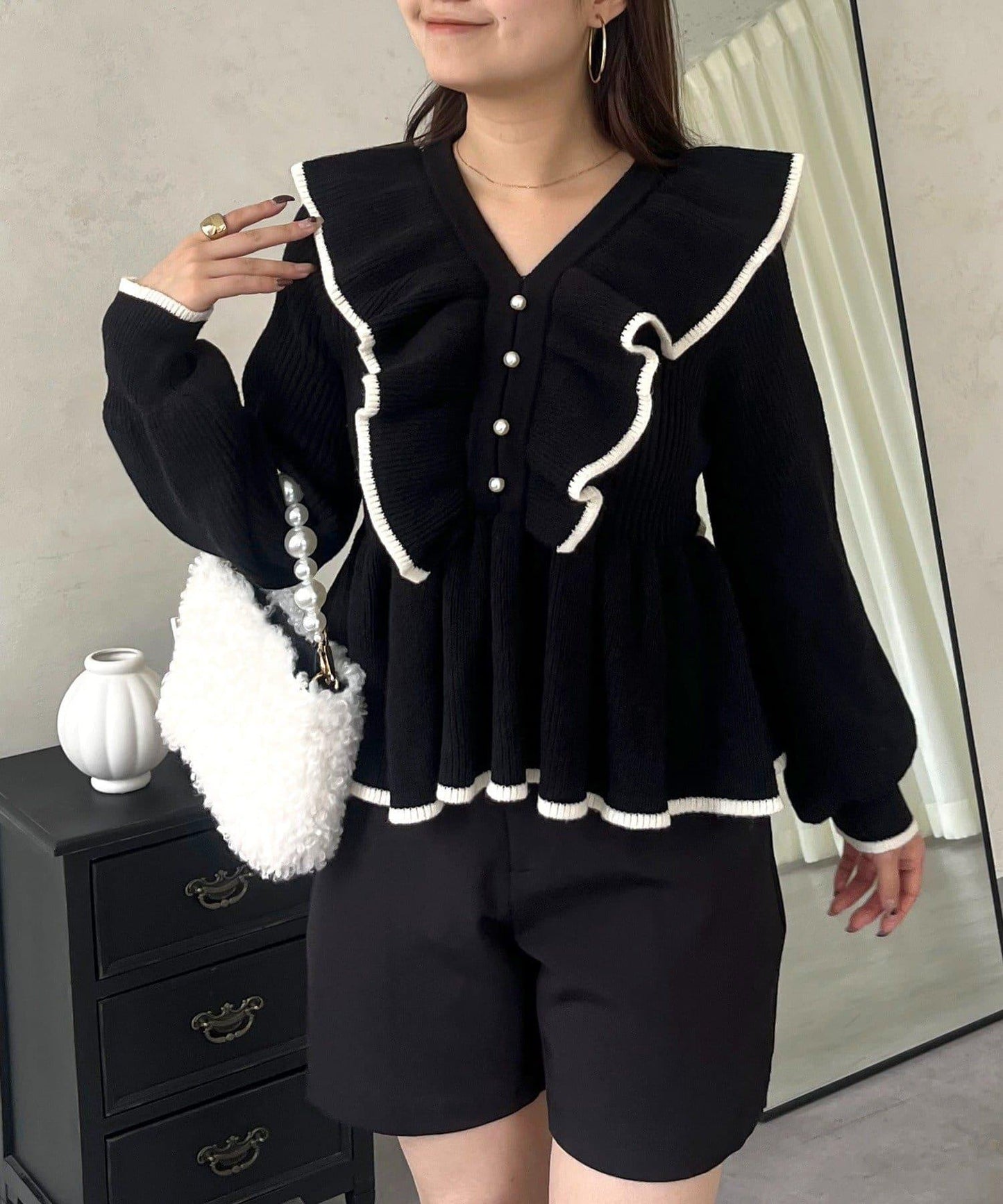 珍珠扣拼色荷葉邊短款針織衫