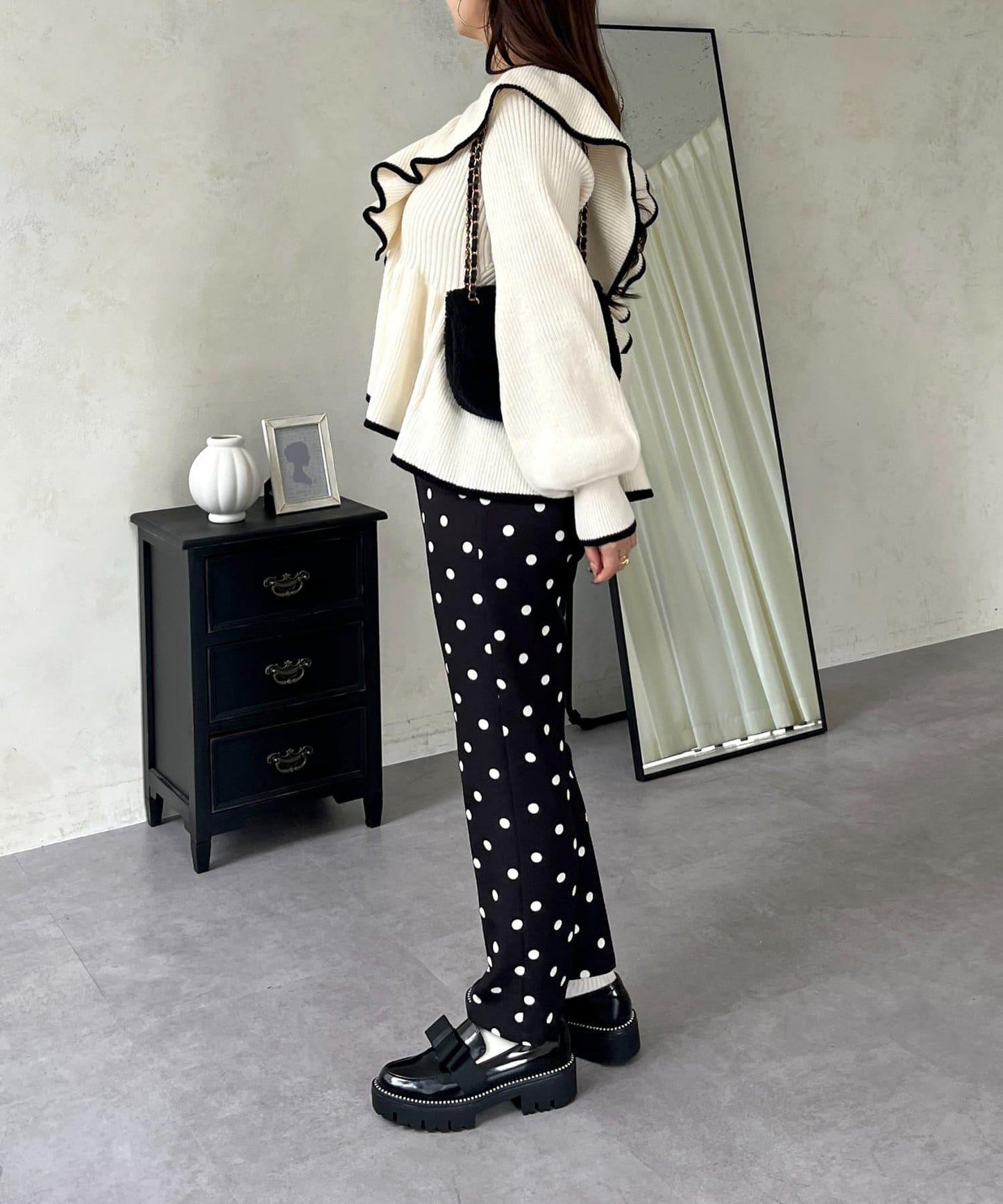 珍珠扣拼色荷葉邊短款針織衫