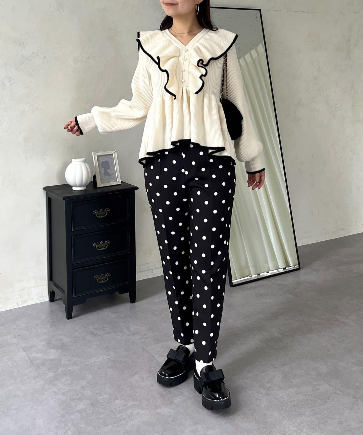 珍珠扣拼色荷葉邊短款針織衫