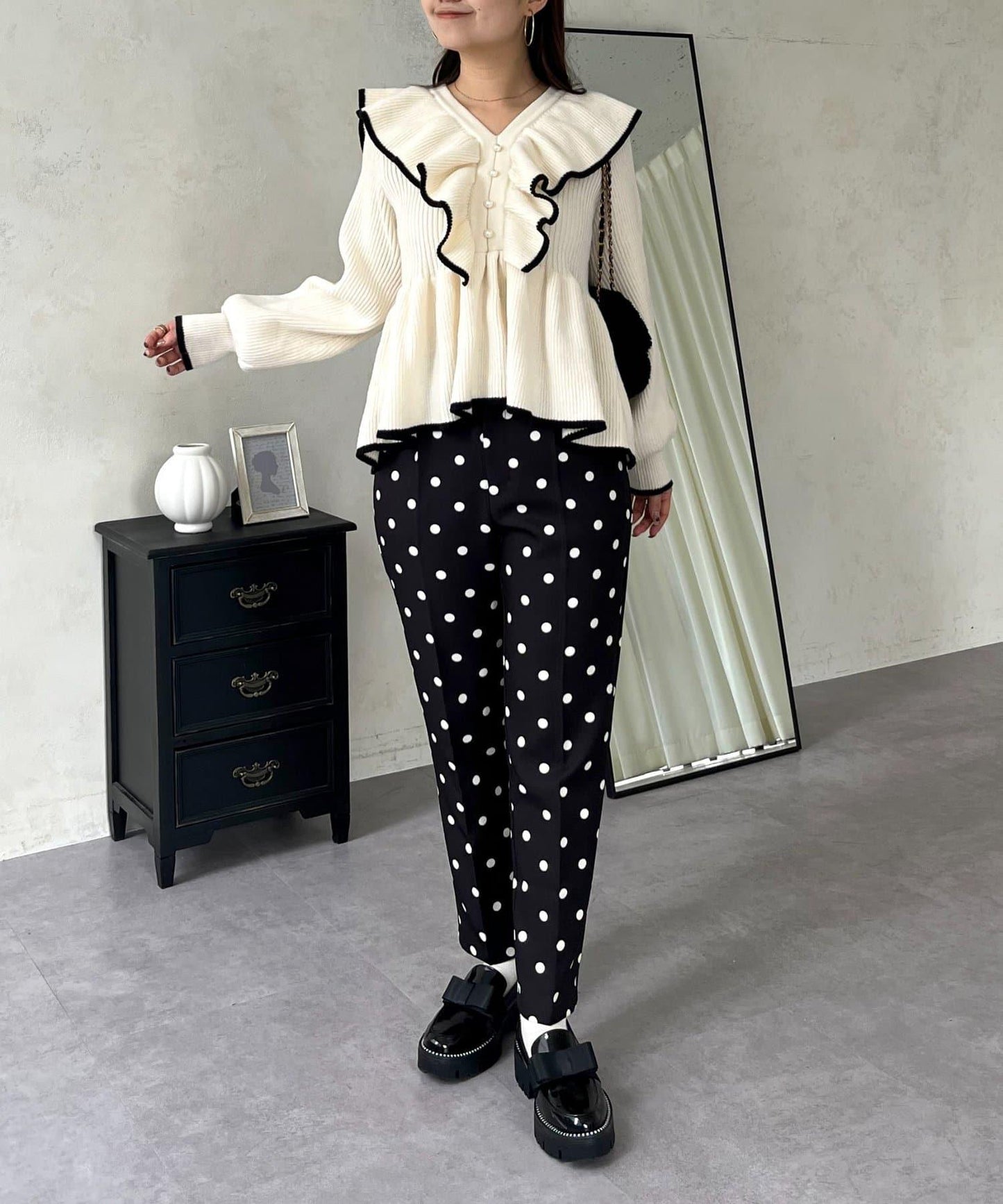 珍珠扣拼色荷葉邊短款針織衫