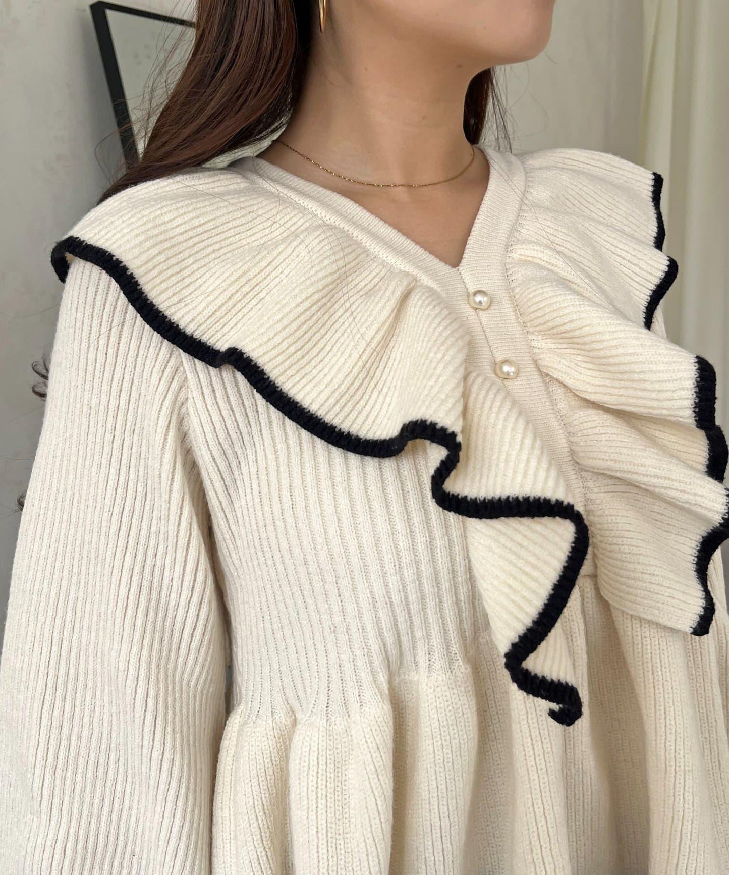 珍珠扣拼色荷葉邊短款針織衫