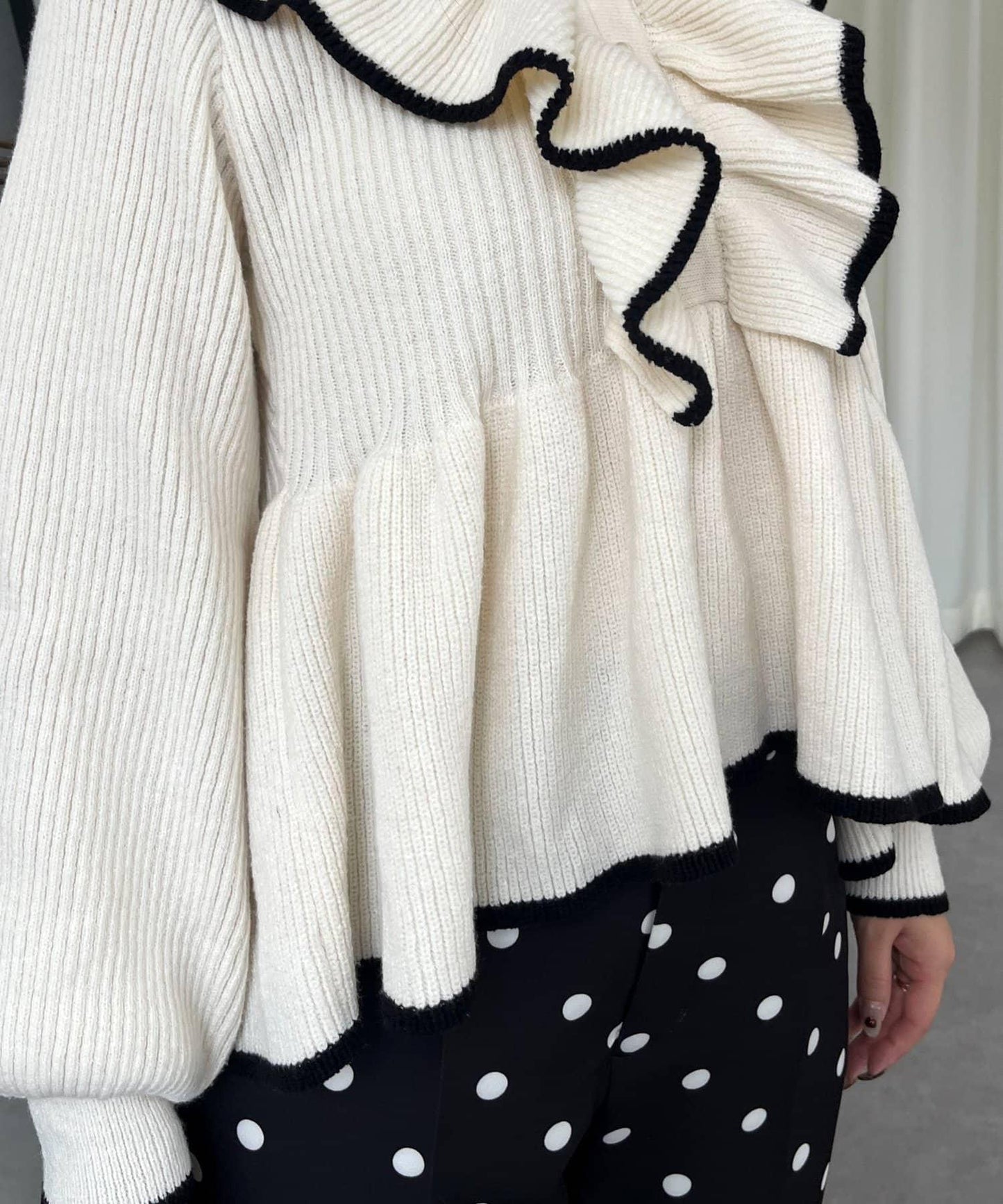 珍珠扣拼色荷葉邊短款針織衫