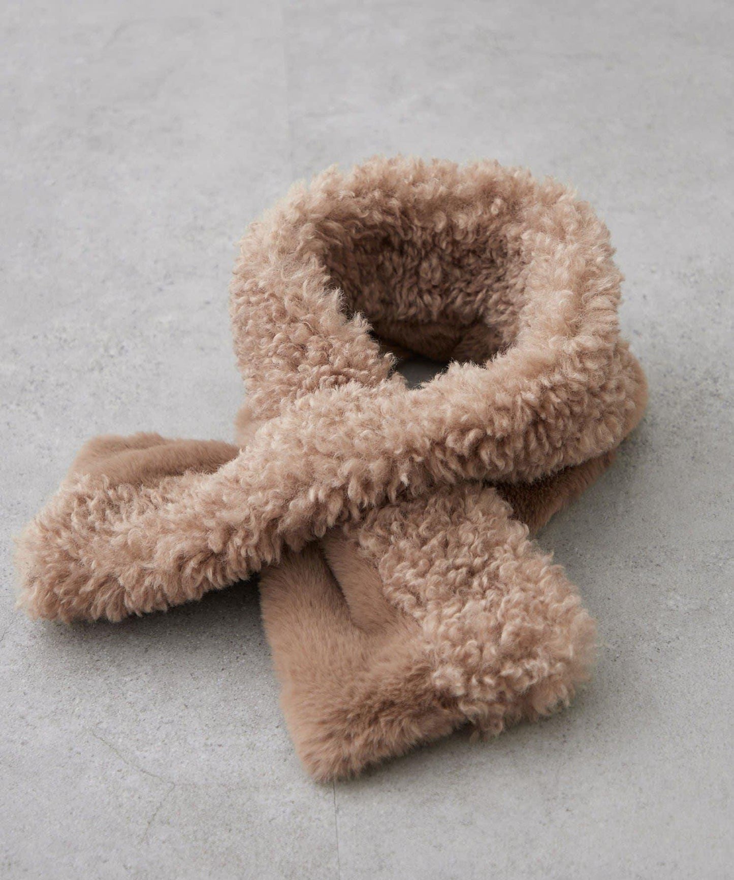 貴賓犬×仿毛拼接圍巾