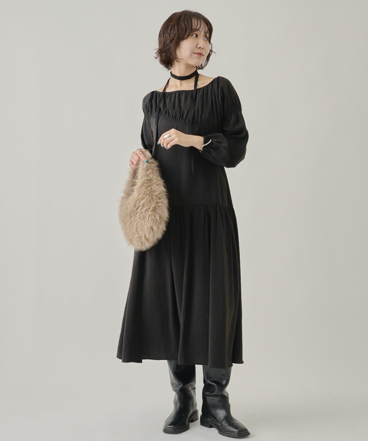 露肩抽繩連衣裙