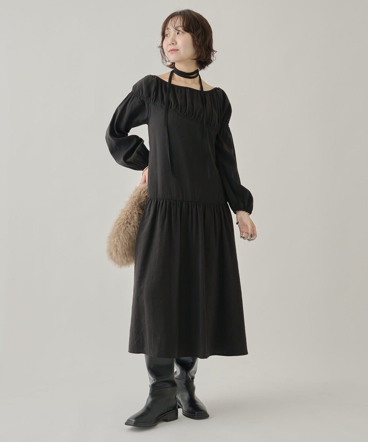 露肩抽繩連衣裙