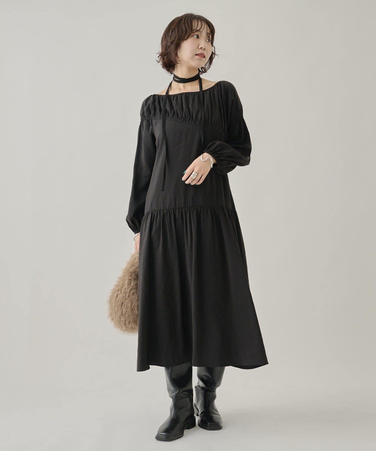 露肩抽繩連衣裙