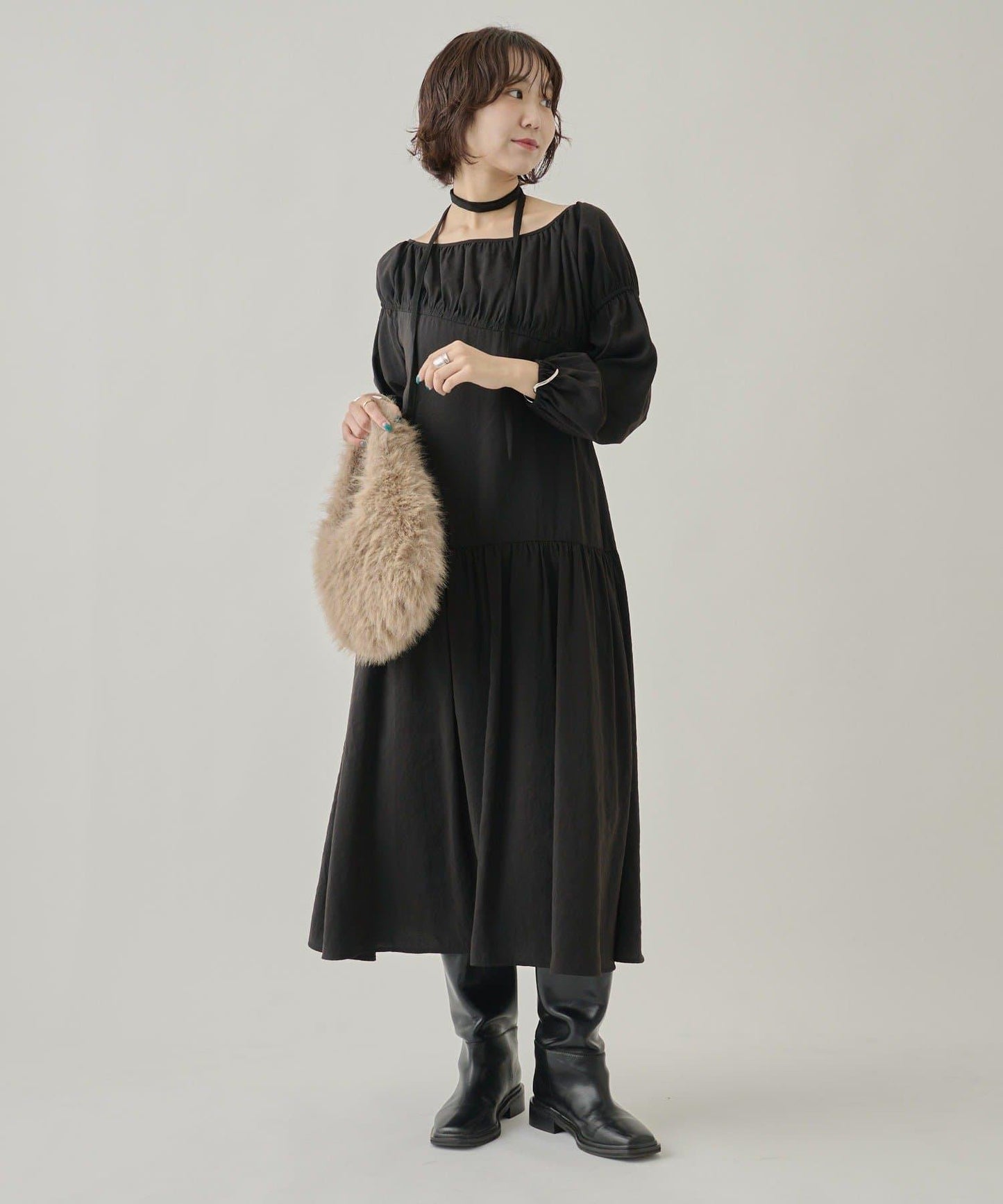 露肩抽繩連衣裙