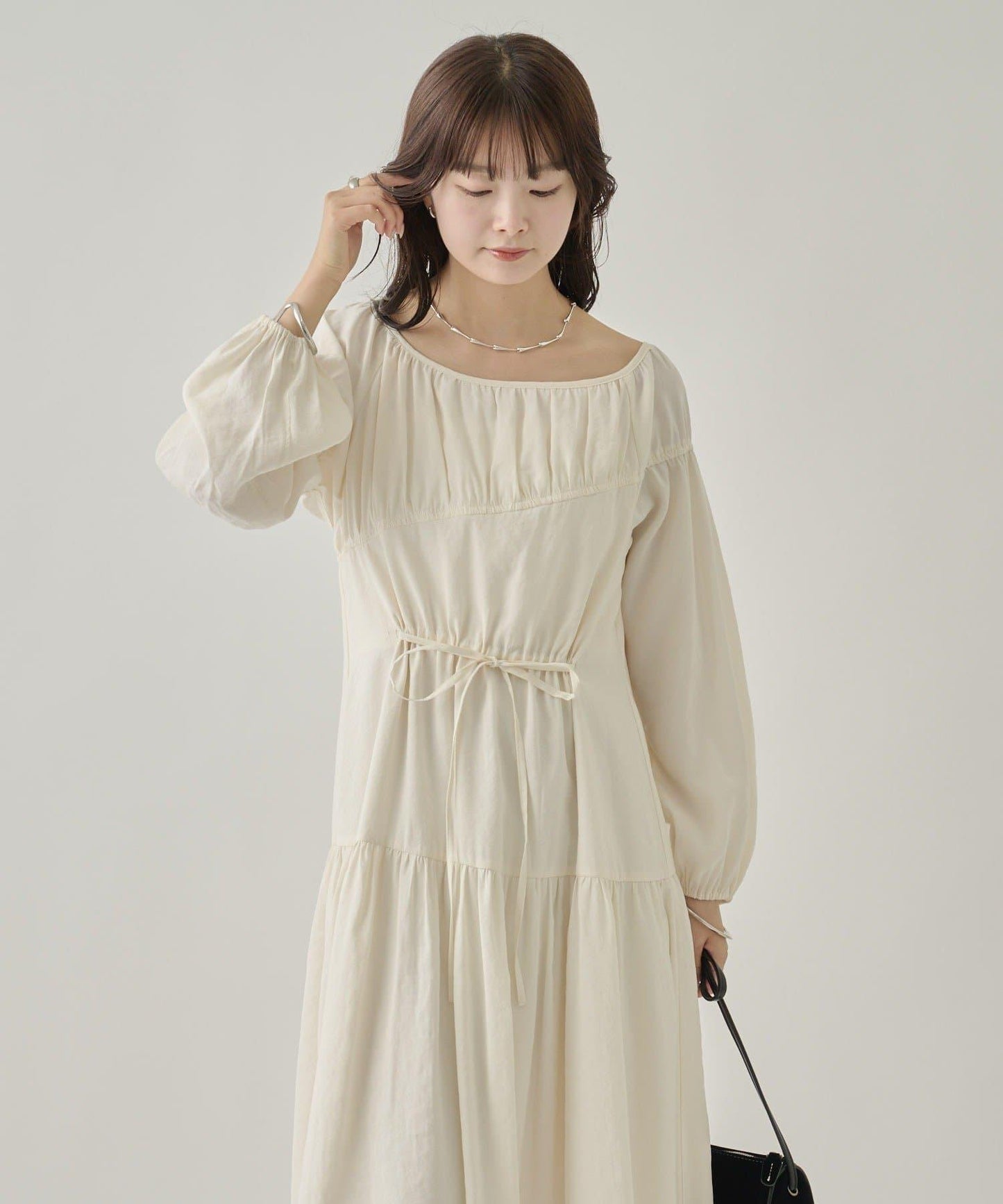 露肩抽繩連衣裙