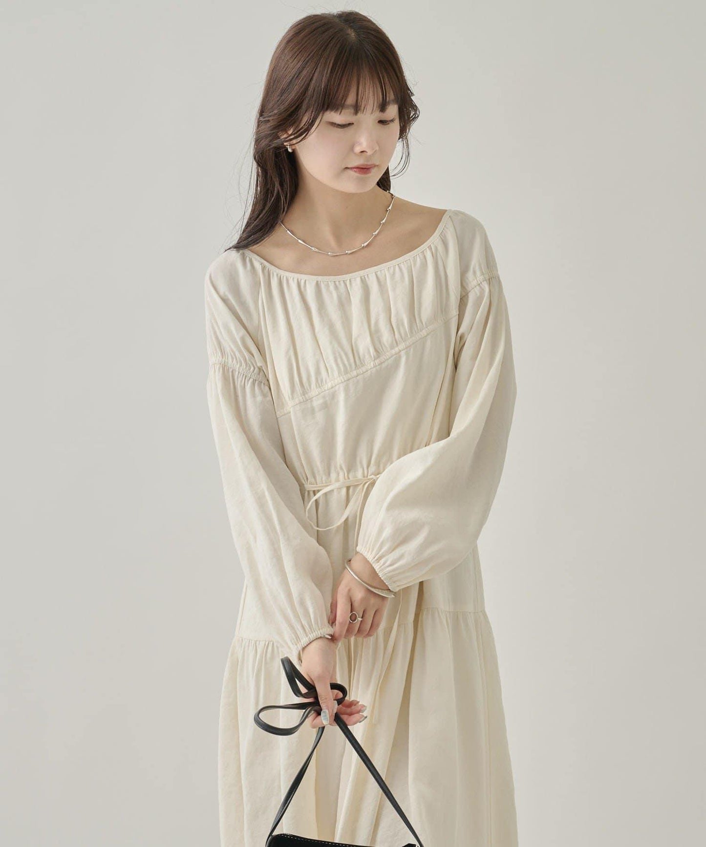 露肩抽繩連衣裙