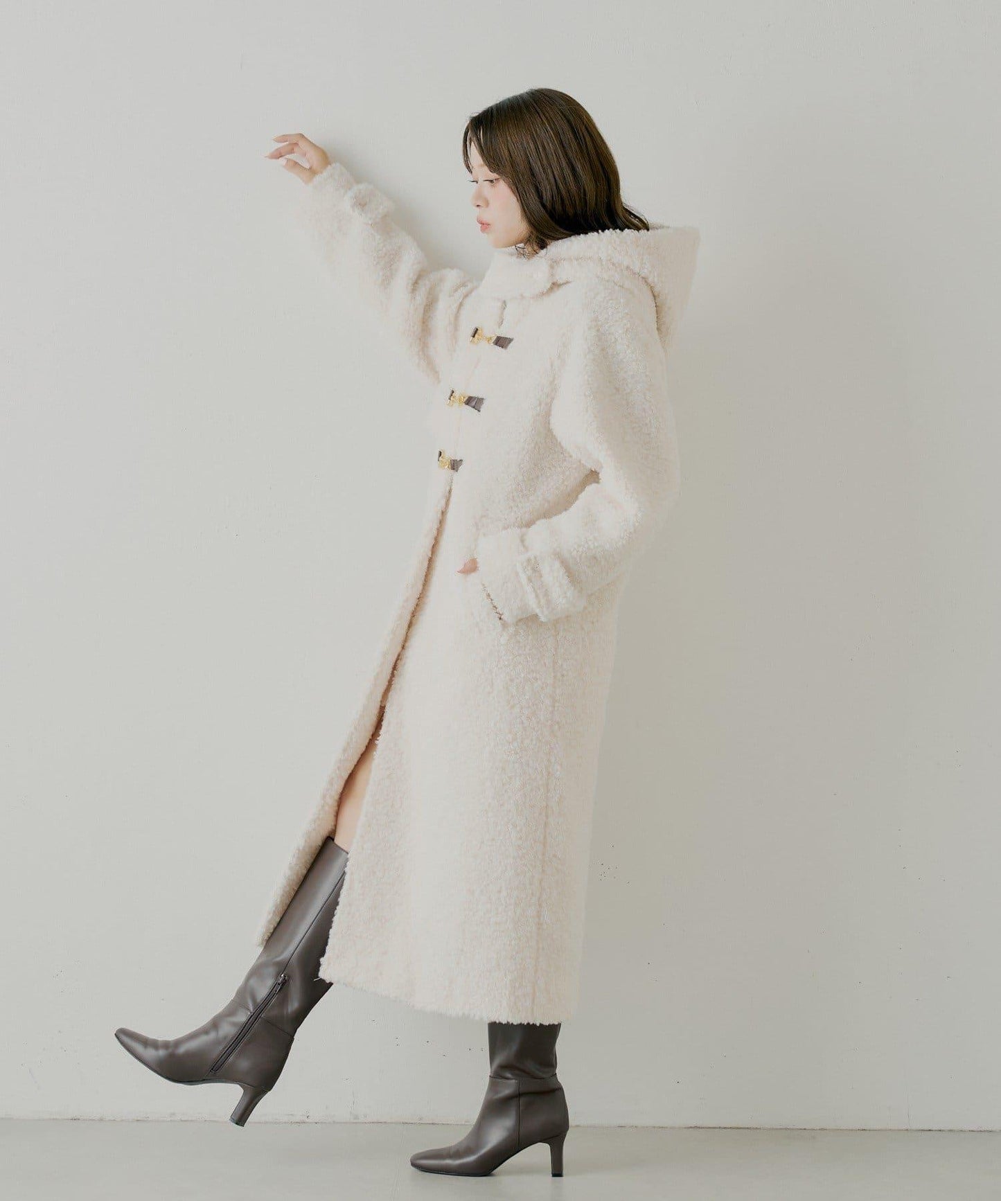 【SALON by Chico】短款羊羔絨連帽長款牛角扣大衣