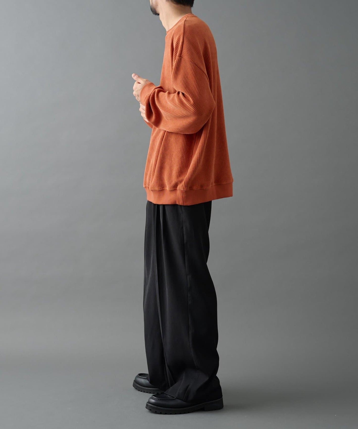 剪裁燈芯絨圓領衫