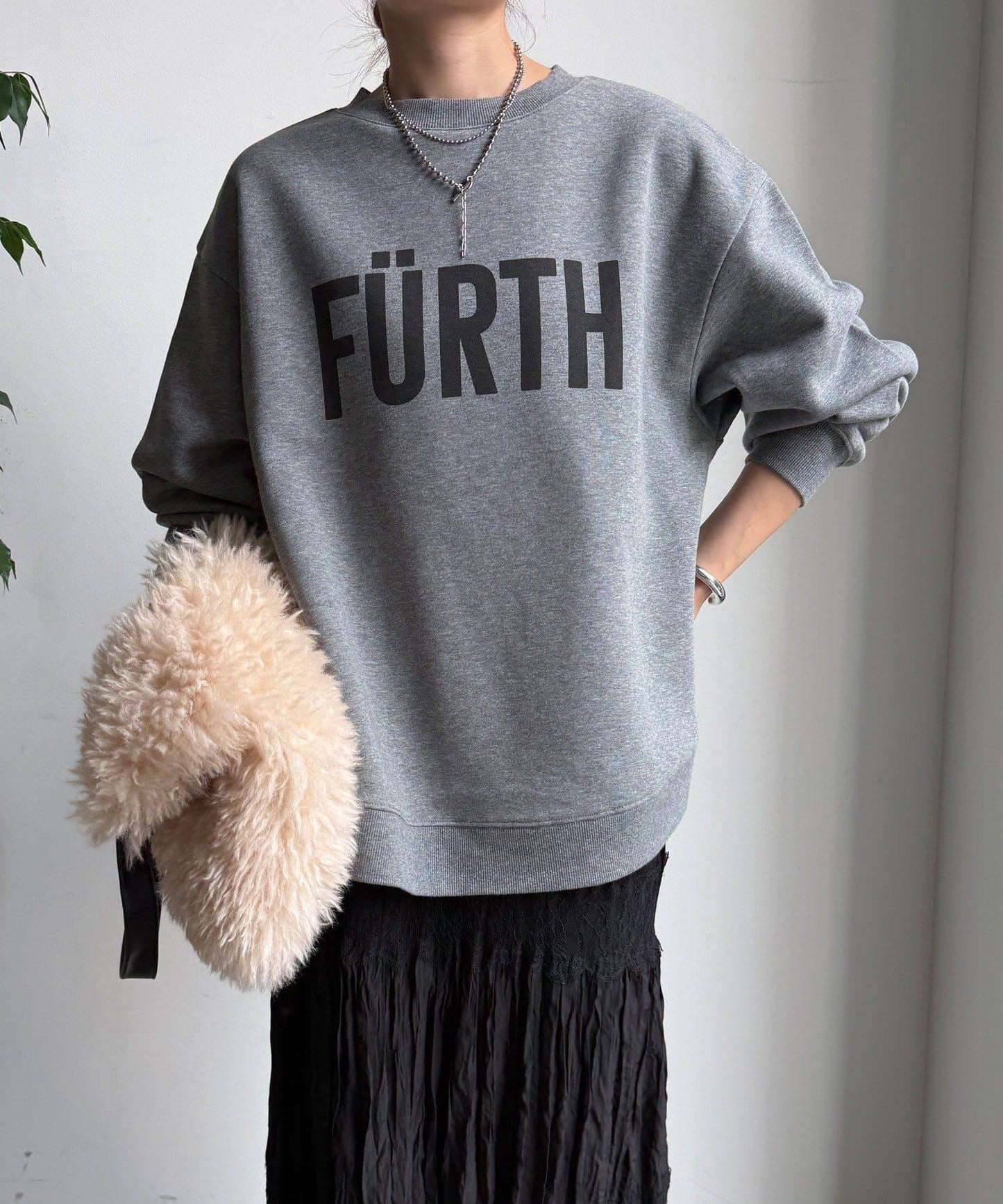 加絨下襬字母上衣