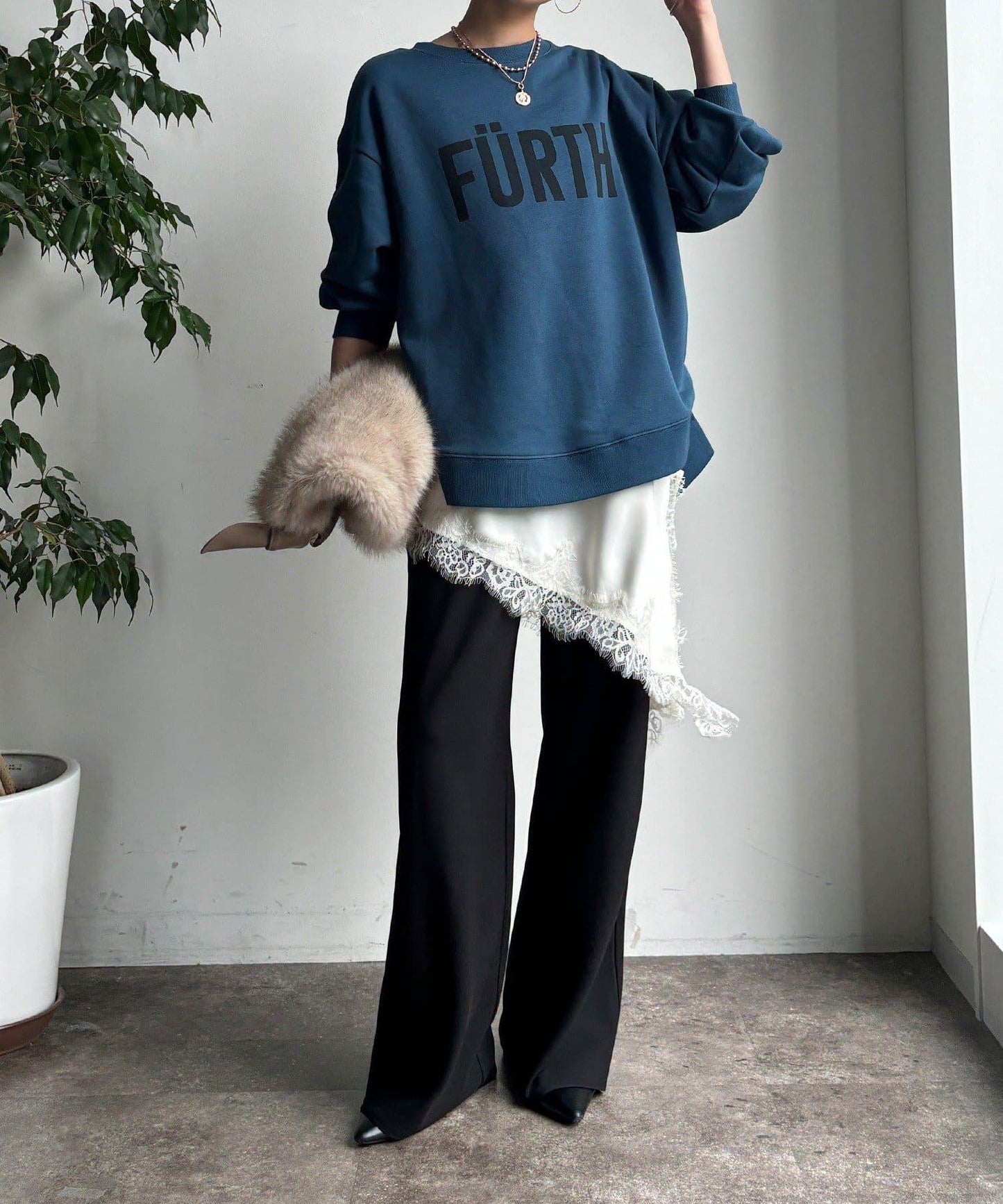 加絨下襬字母上衣