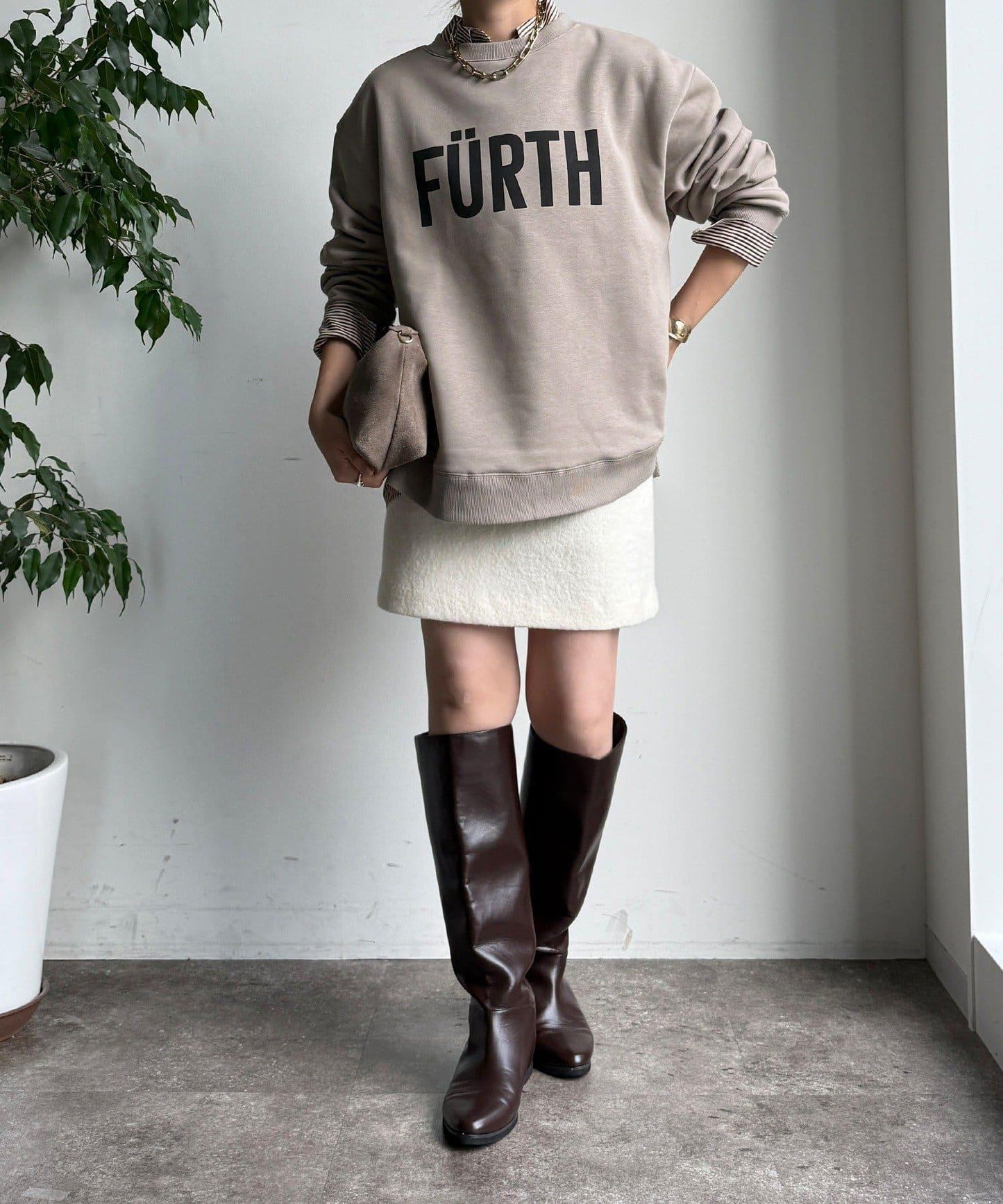 加絨下襬字母上衣