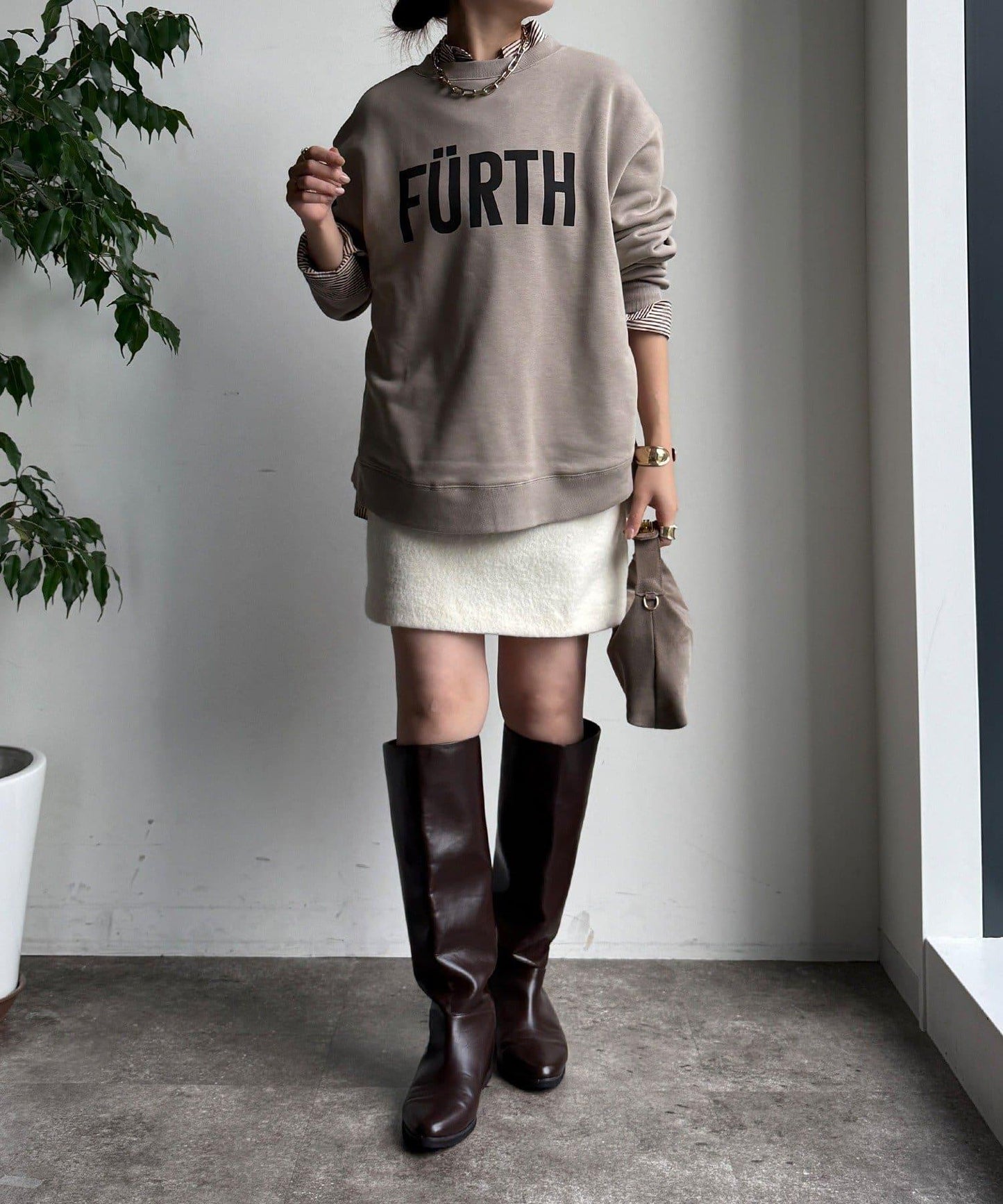 加絨下襬字母上衣