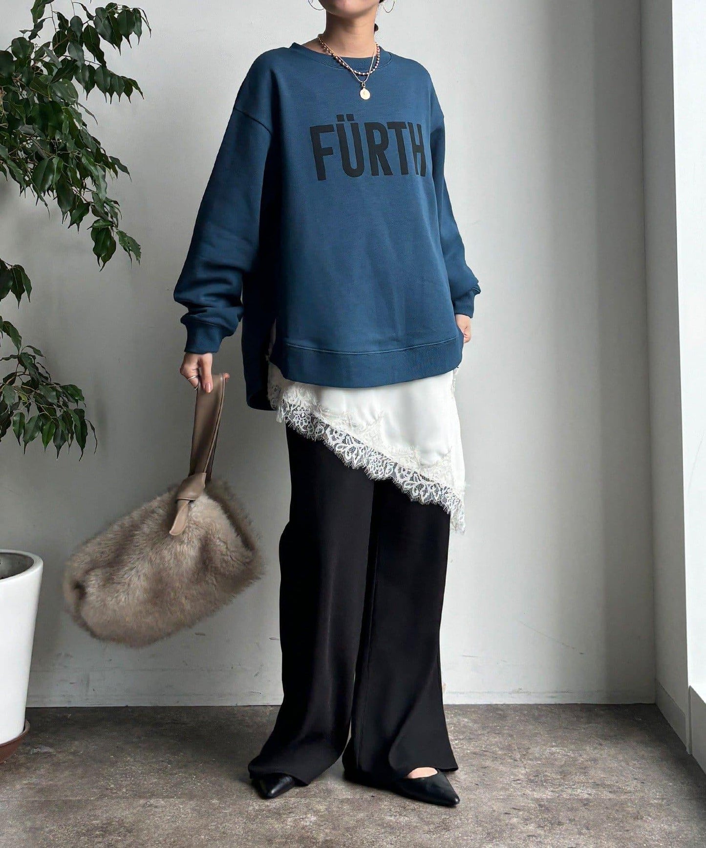 加絨下襬字母上衣