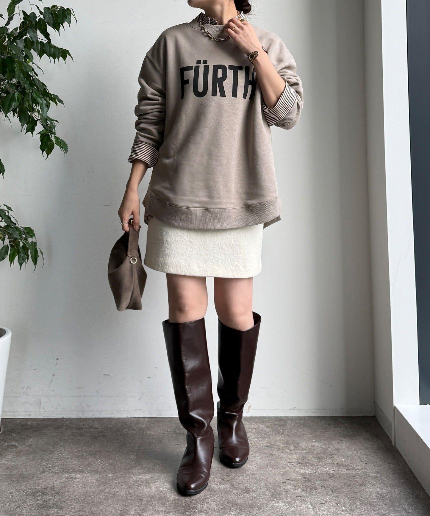 加絨下襬字母上衣