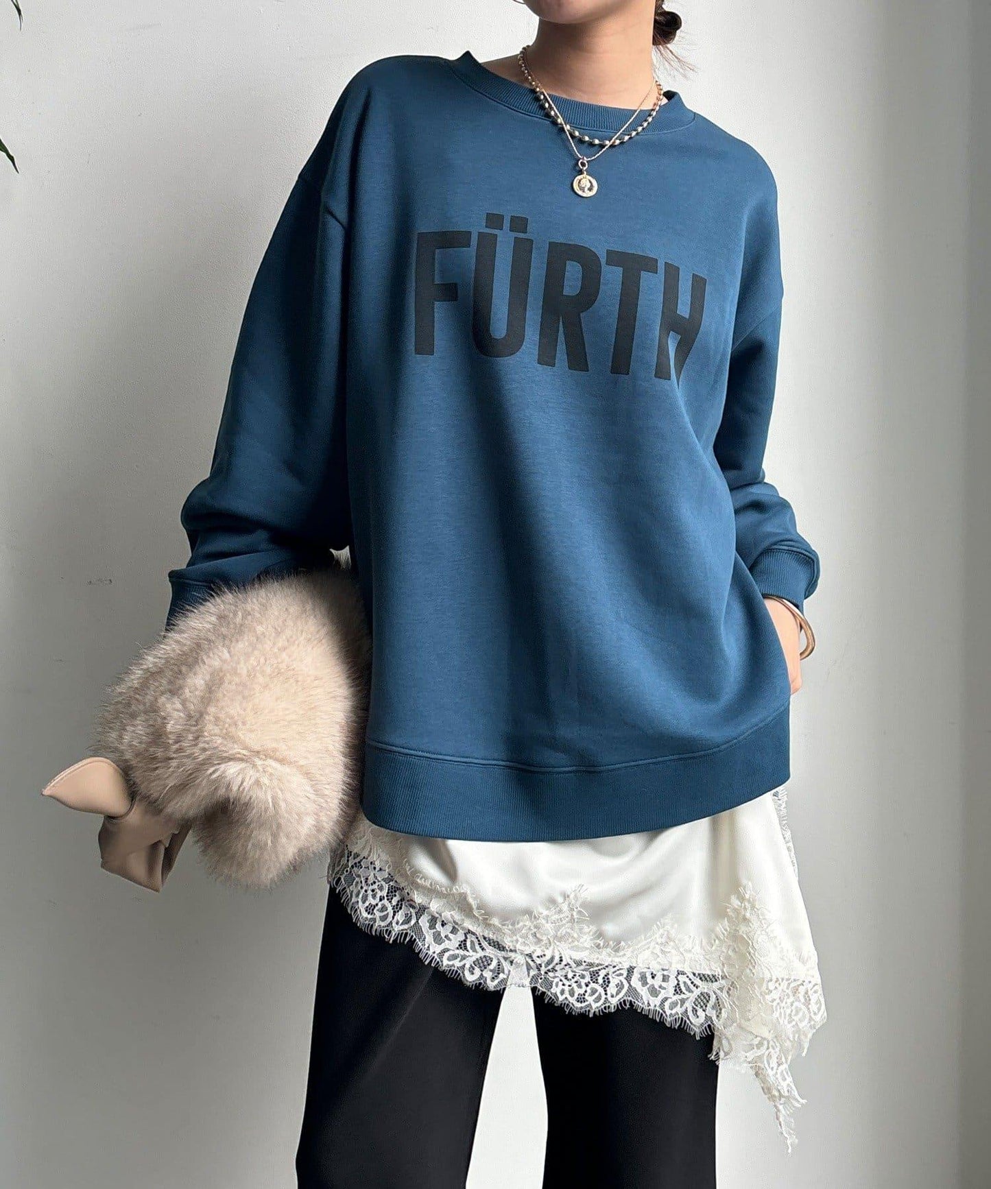 加絨下襬字母上衣