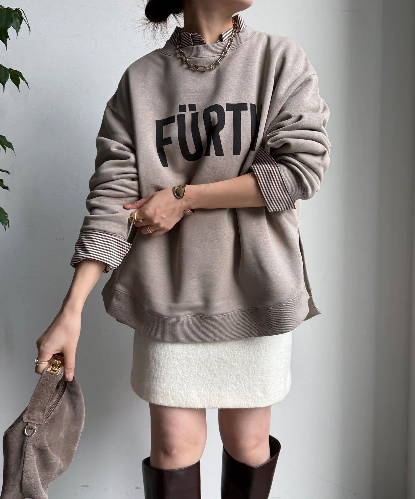 加絨下襬字母上衣