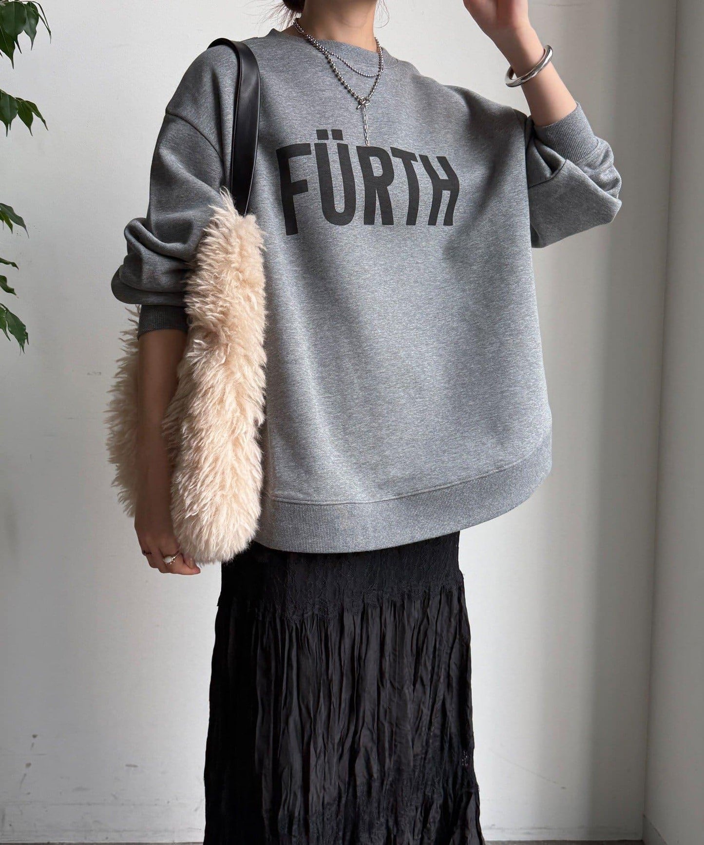 加絨下襬字母上衣