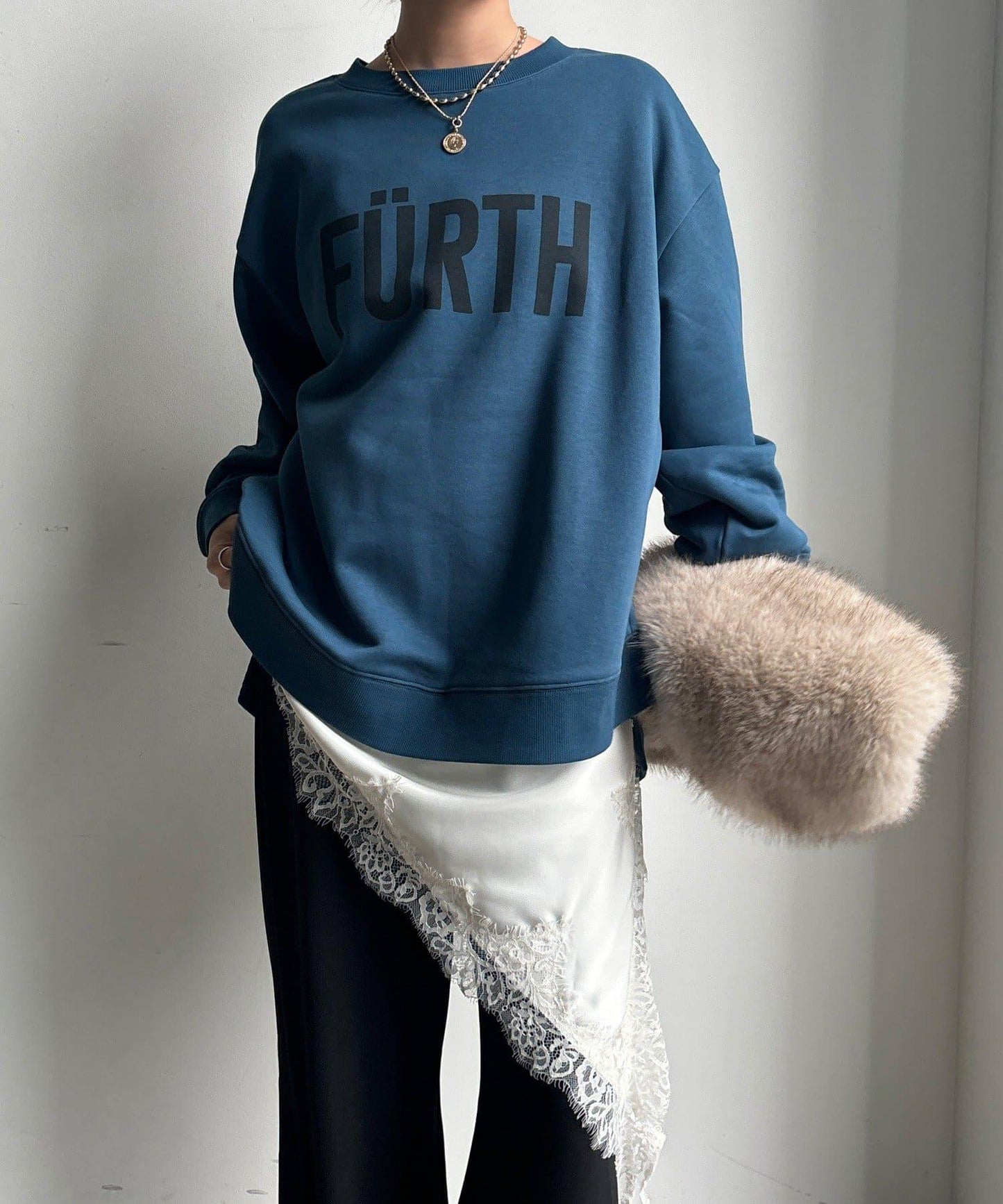 加絨下襬字母上衣