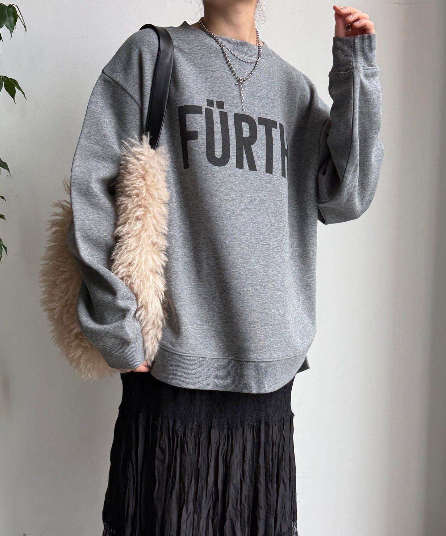 加絨下襬字母上衣