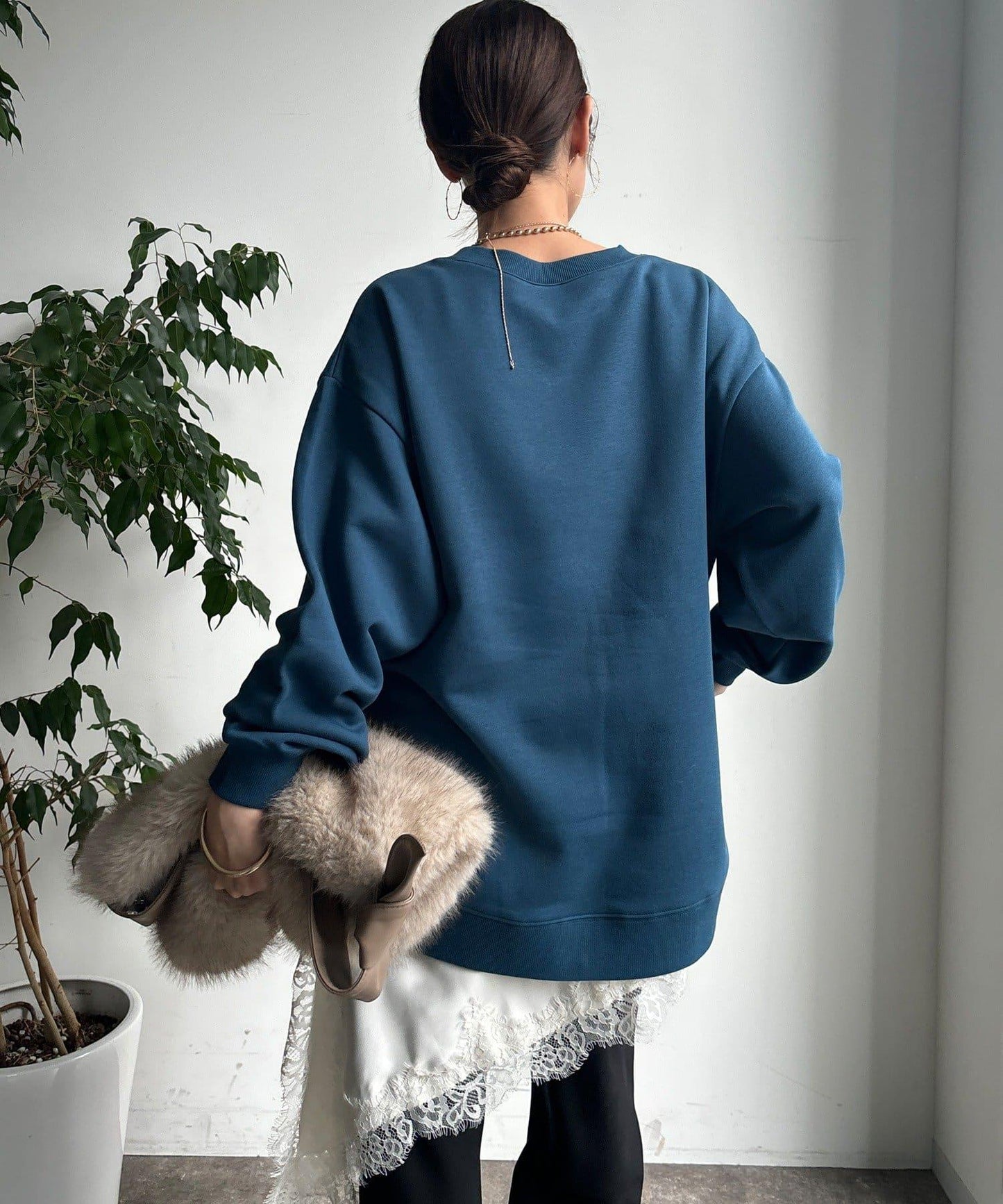 加絨下襬字母上衣