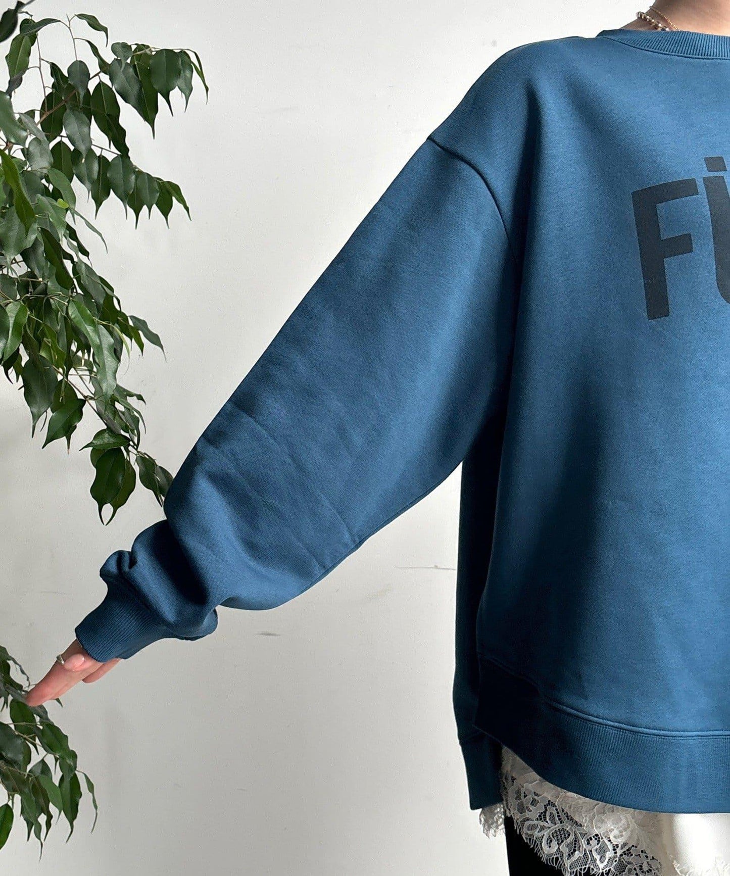 加絨下襬字母上衣