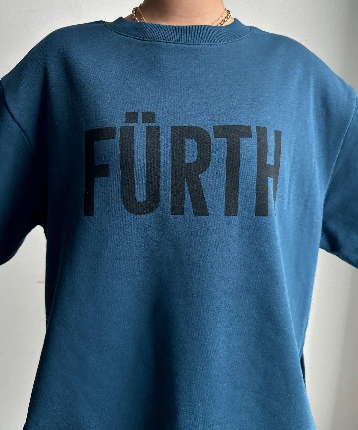 加絨下襬字母上衣