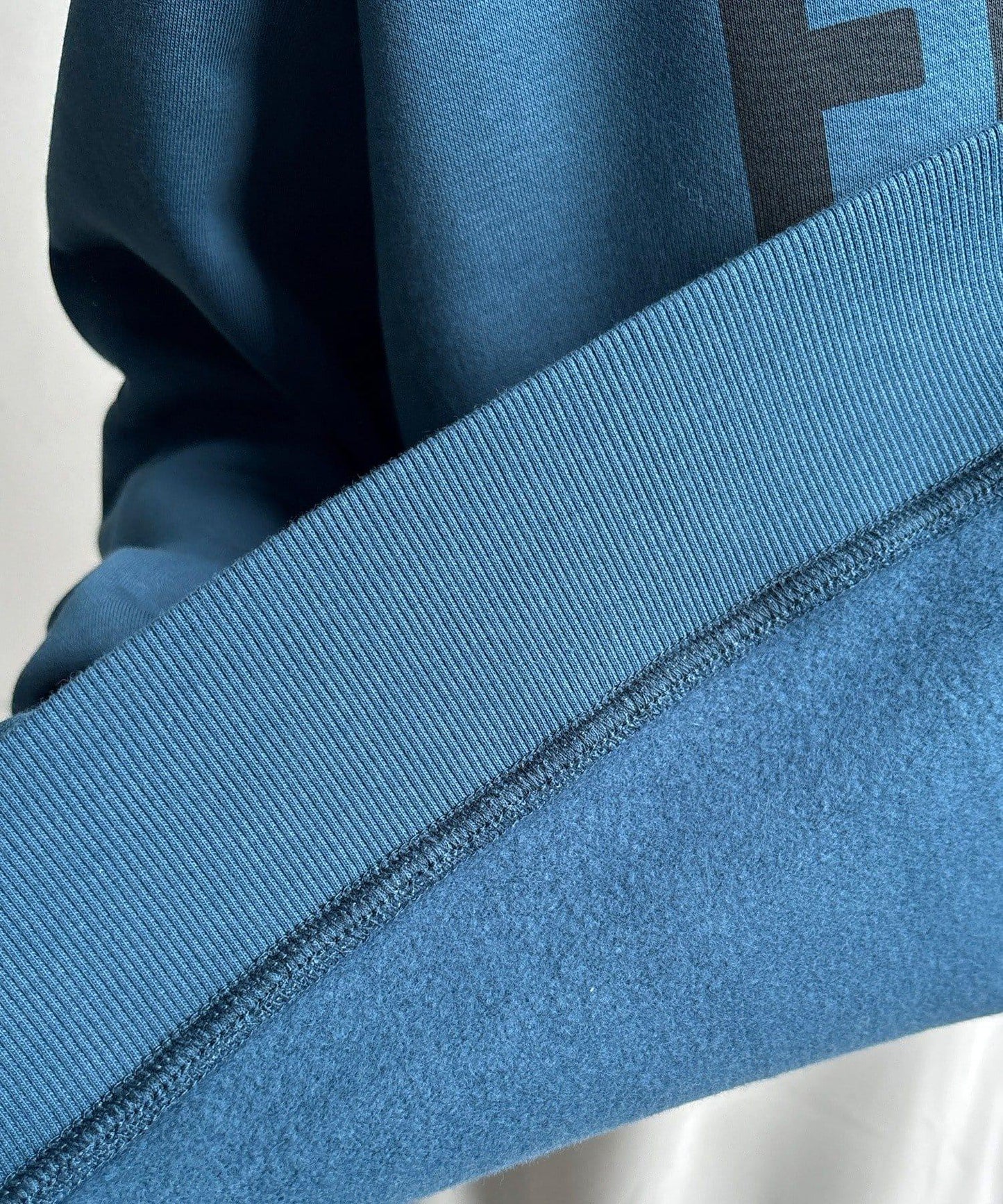 加絨下襬字母上衣