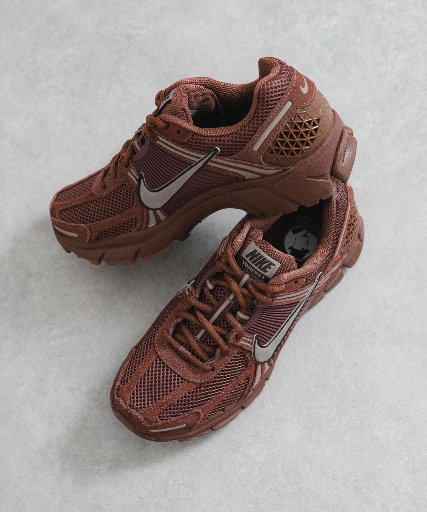 NIKE Zoom Vomero 5 金色