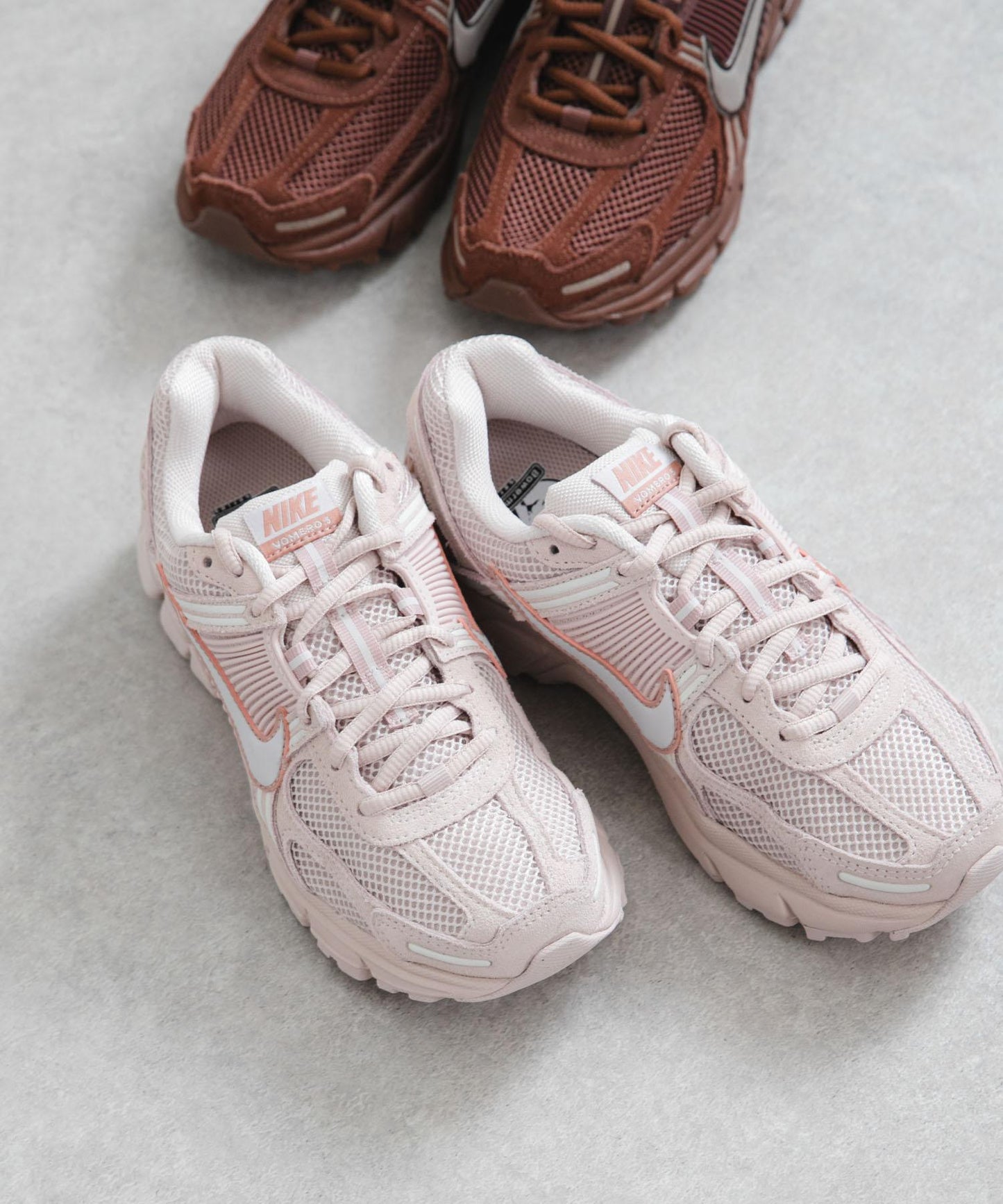 NIKE Zoom Vomero 5 金色