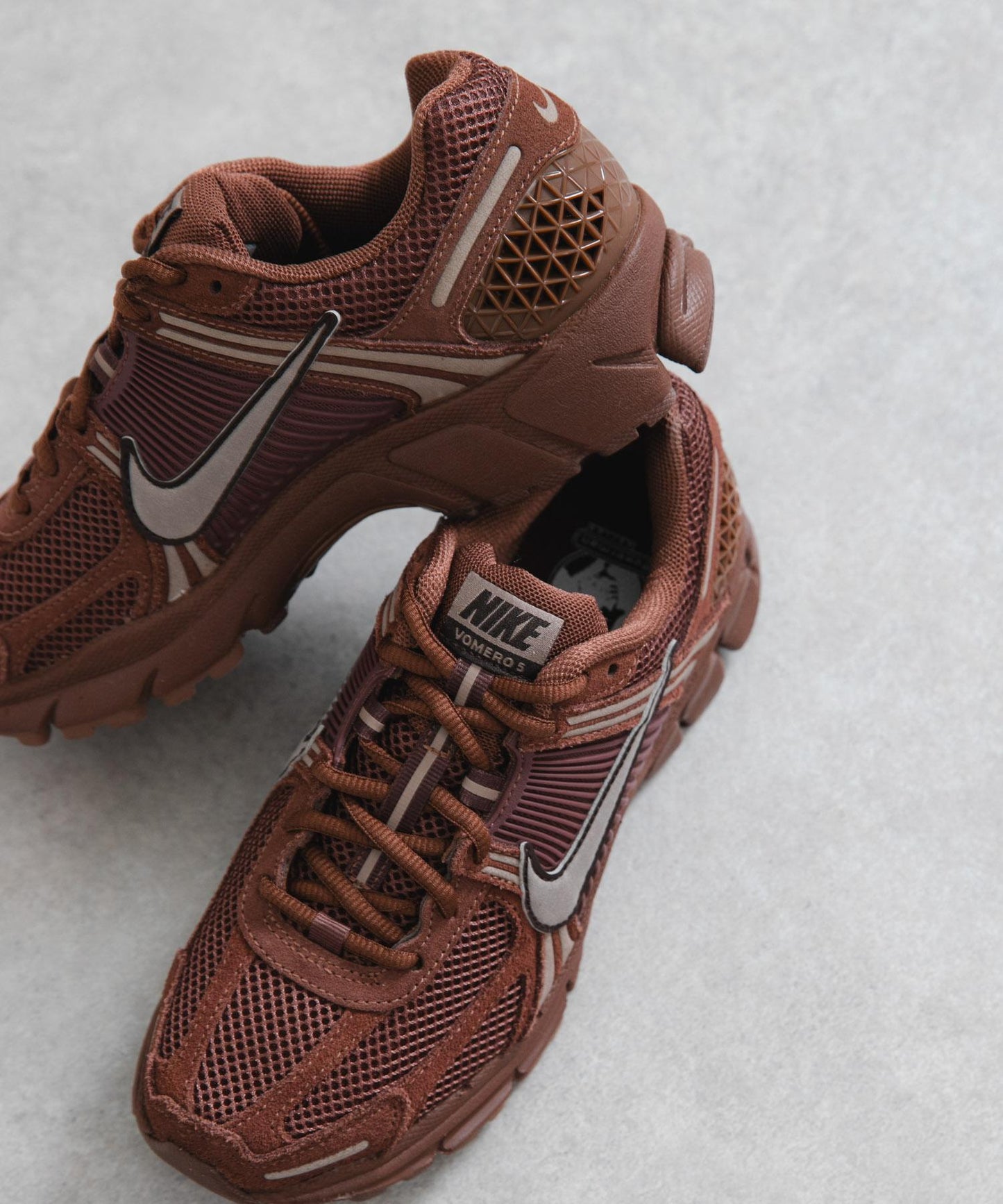 NIKE Zoom Vomero 5 金色