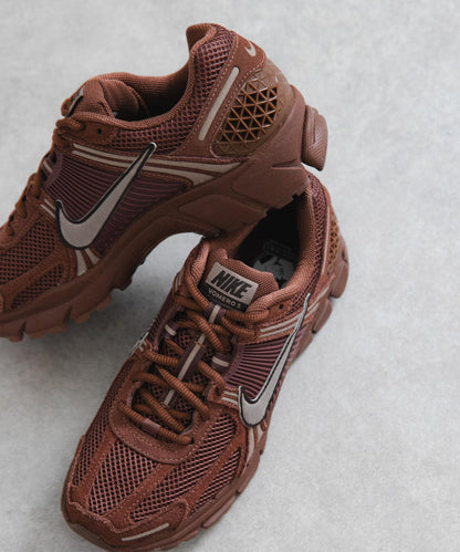 NIKE Zoom Vomero 5 金色