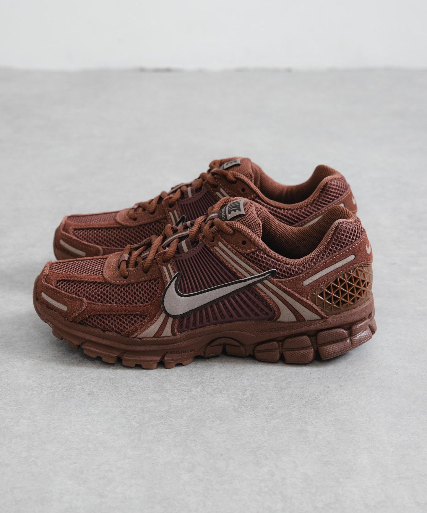 NIKE Zoom Vomero 5 金色