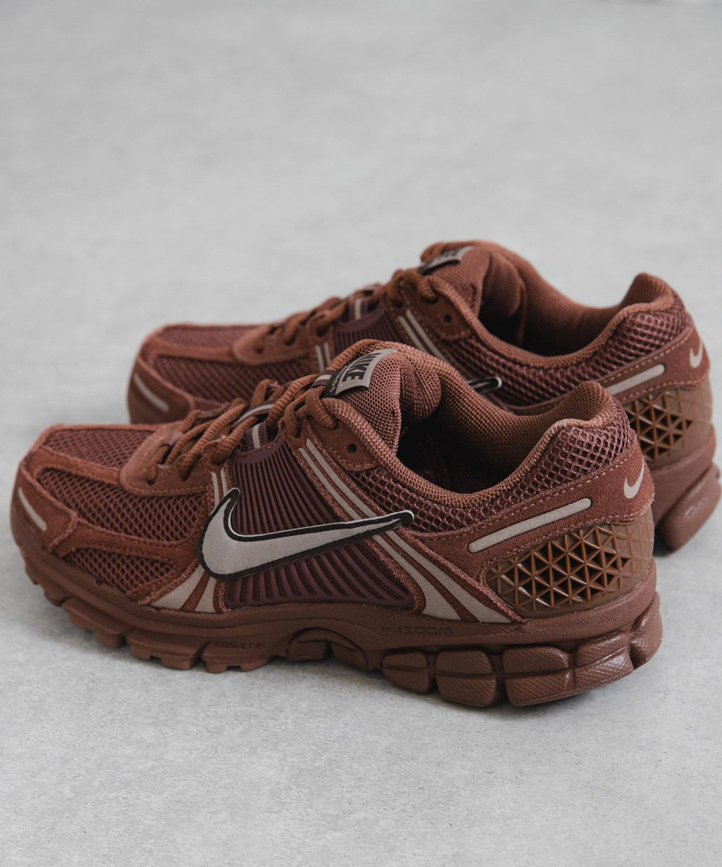 NIKE Zoom Vomero 5 金色