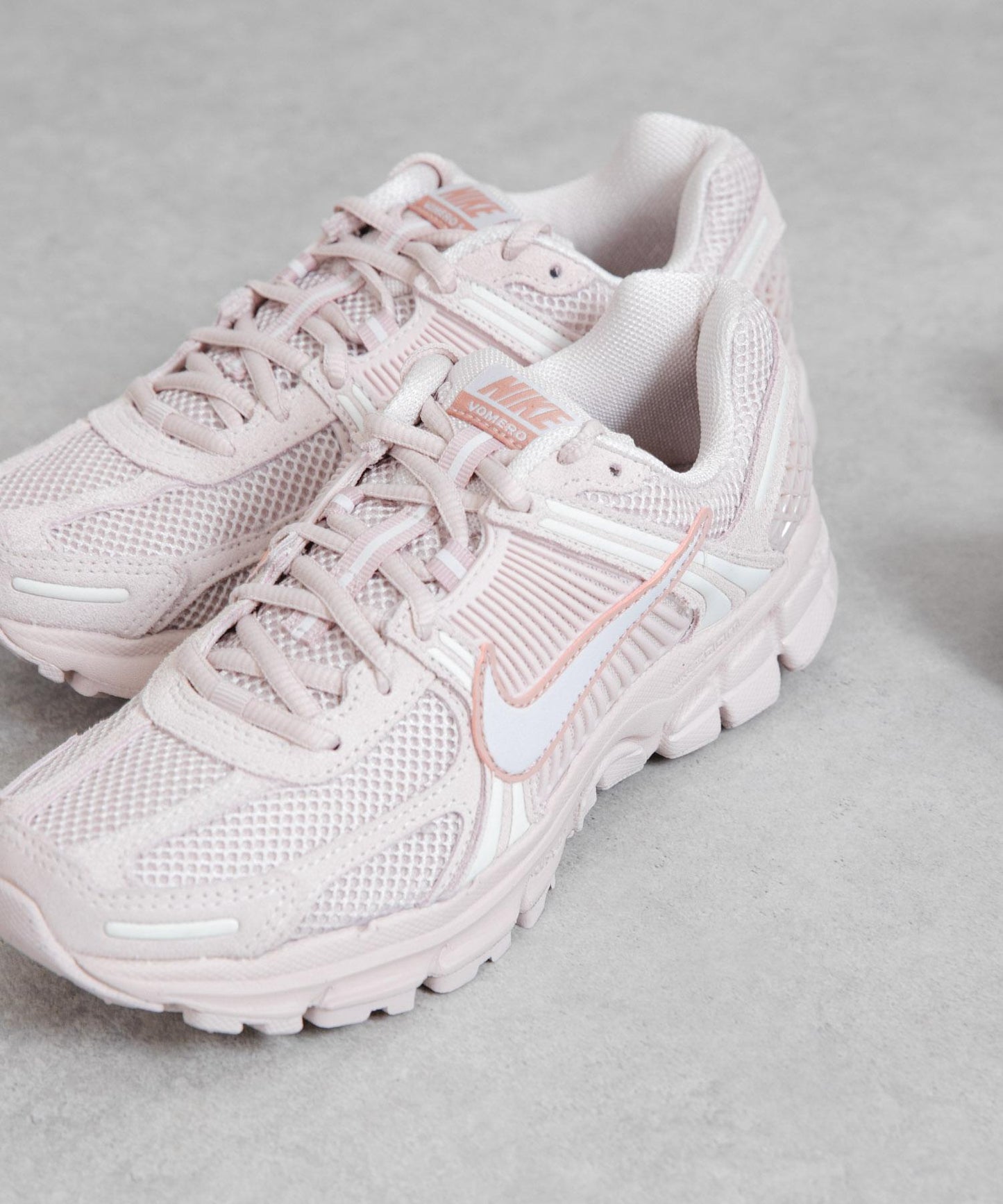 NIKE Zoom Vomero 5 金色