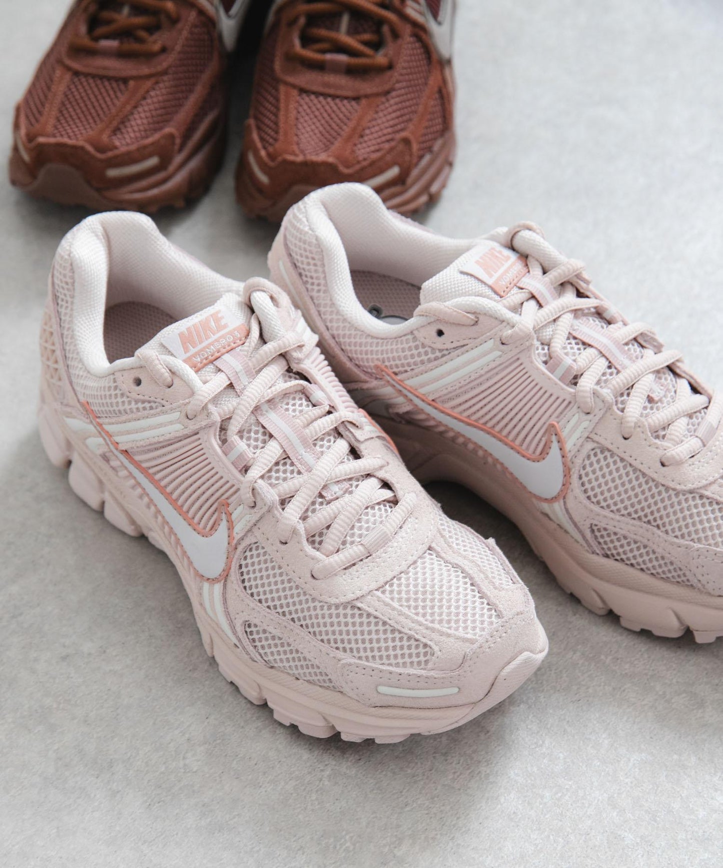 NIKE Zoom Vomero 5 金色