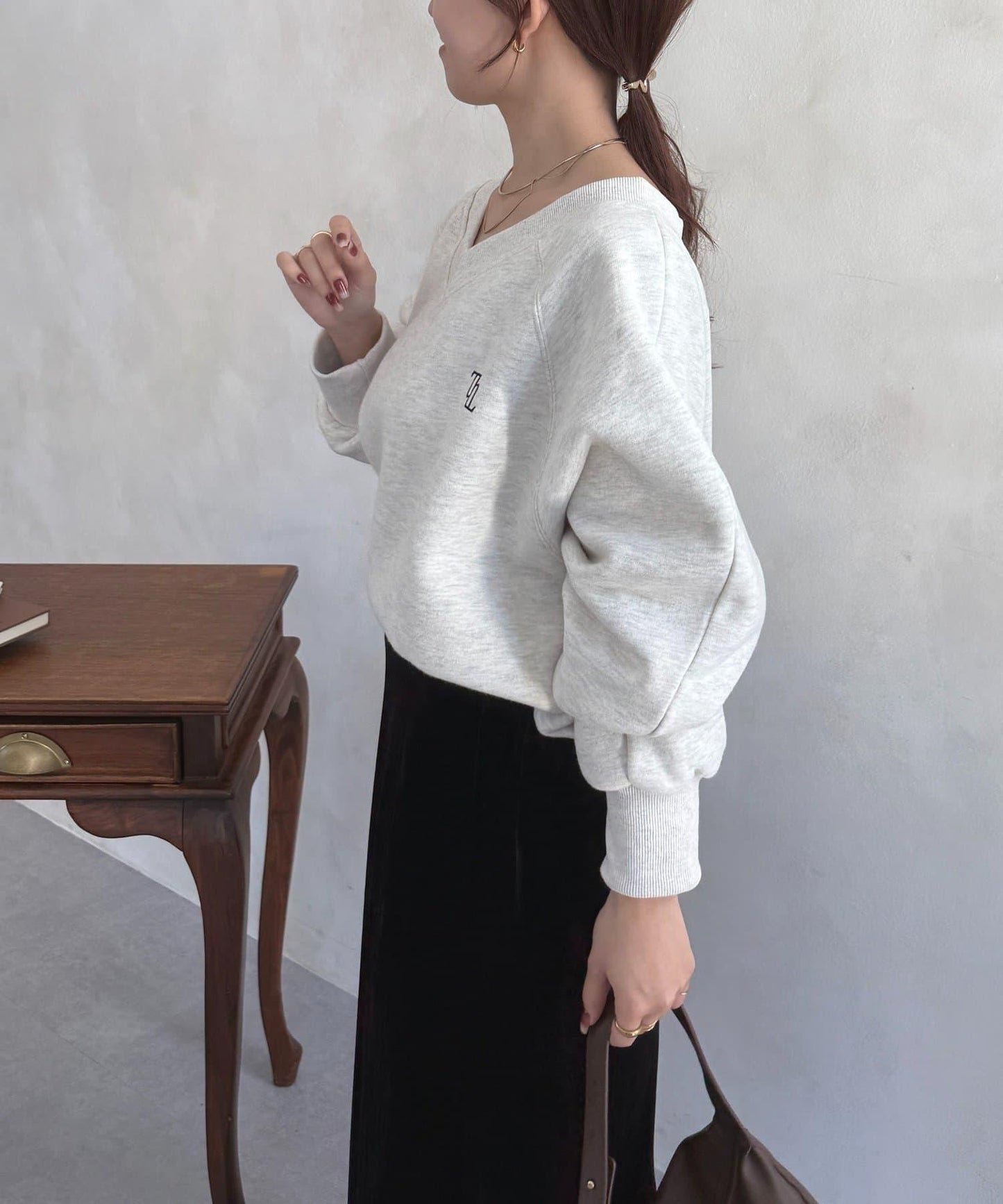 V領刺繡標誌加絨套頭衫