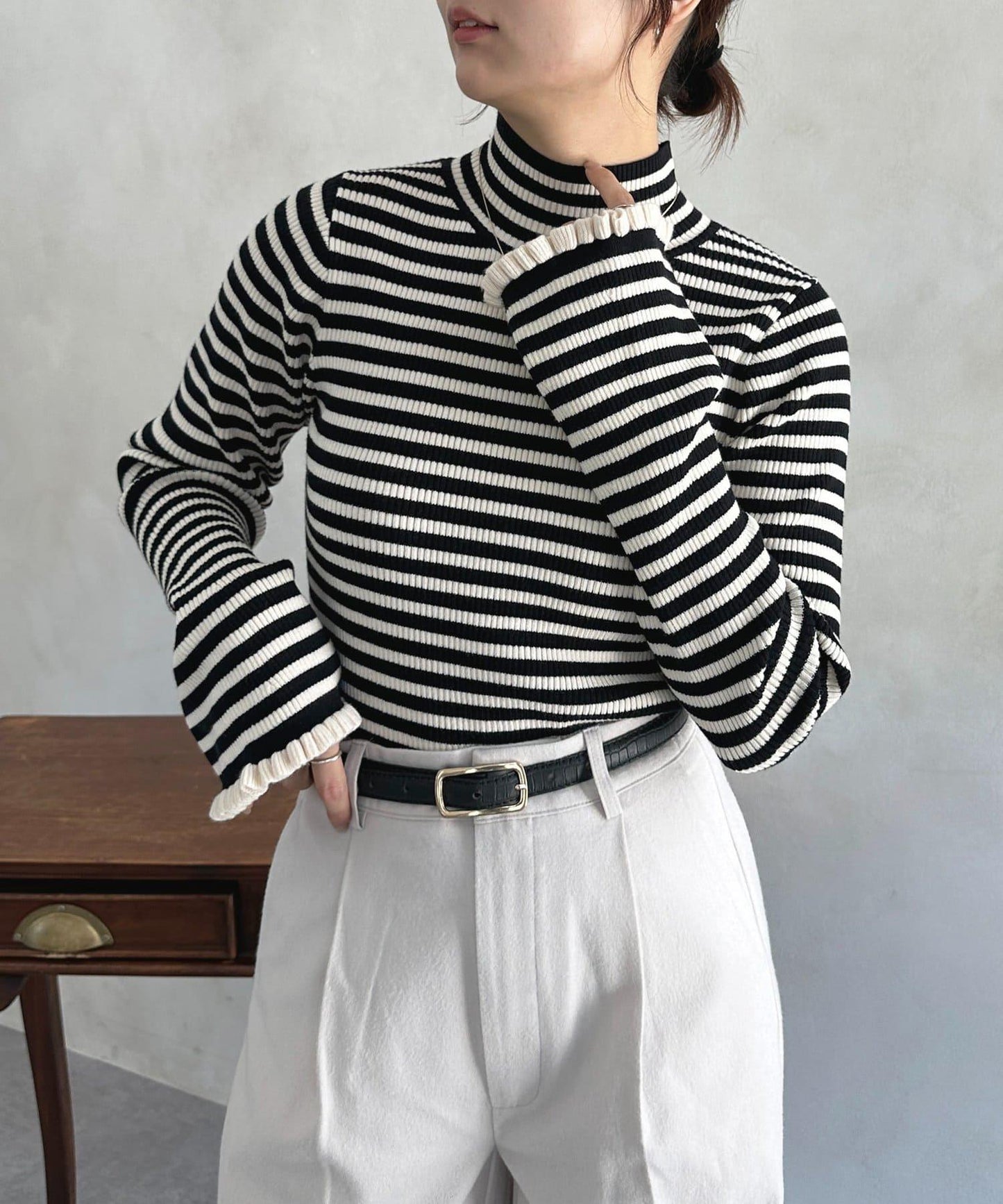 袖部荷葉邊喇叭袖高領針織衫