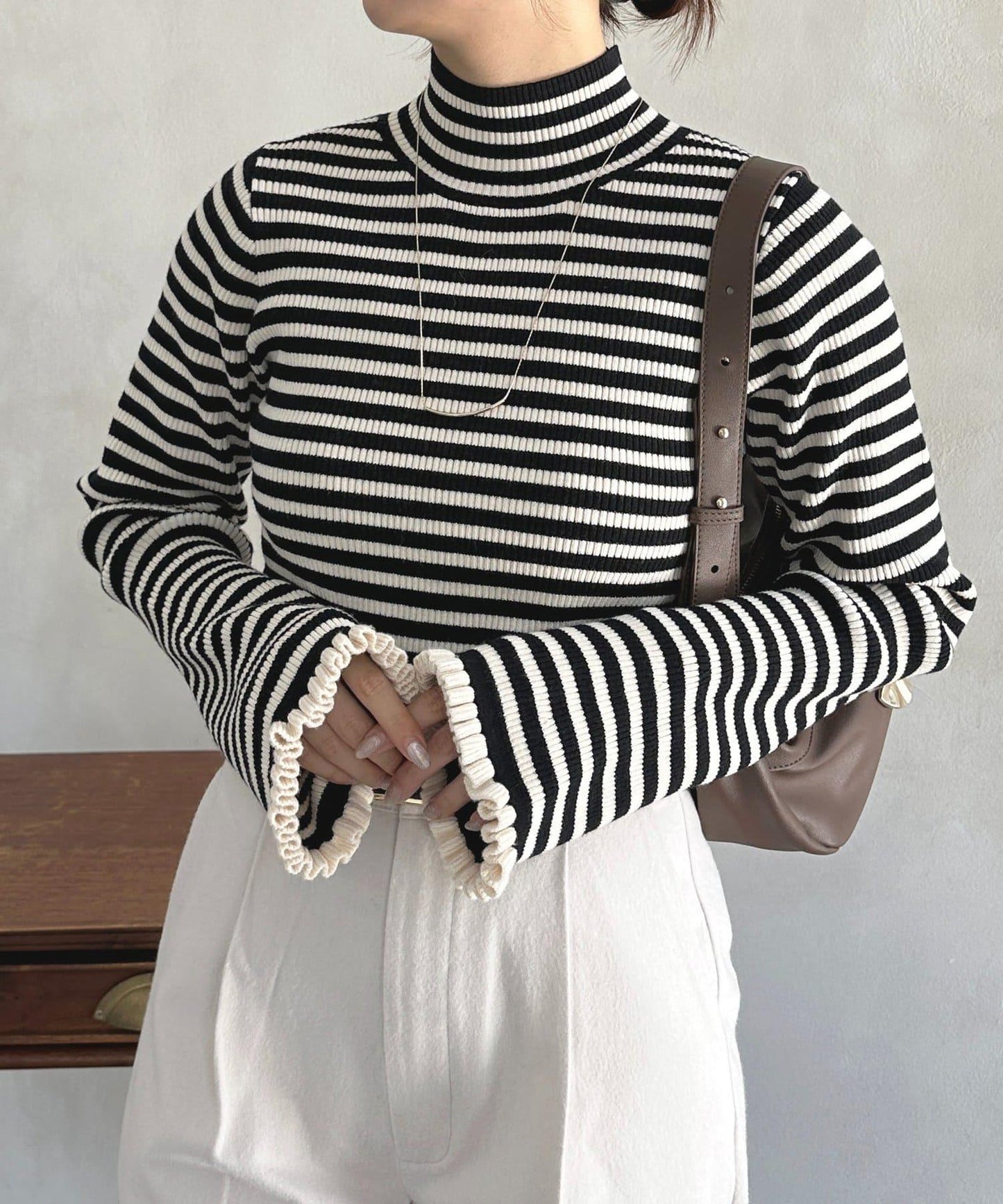 袖部荷葉邊喇叭袖高領針織衫