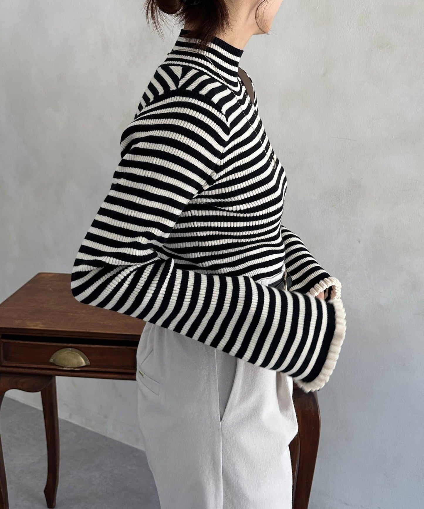 袖部荷葉邊喇叭袖高領針織衫