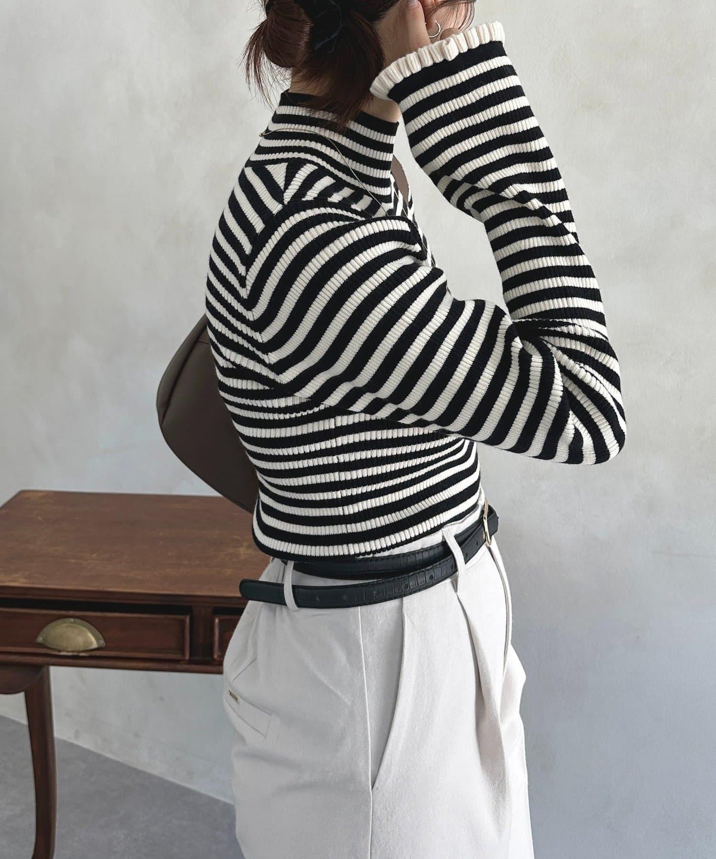 袖部荷葉邊喇叭袖高領針織衫