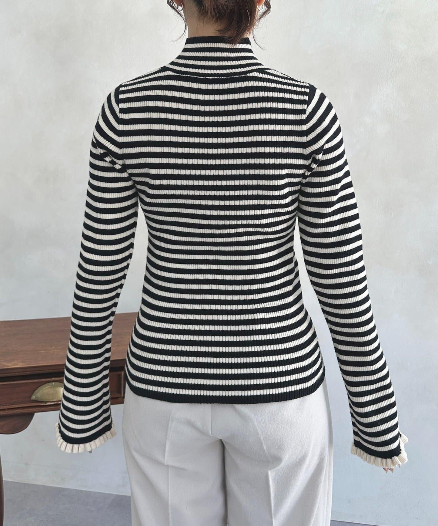 袖部荷葉邊喇叭袖高領針織衫