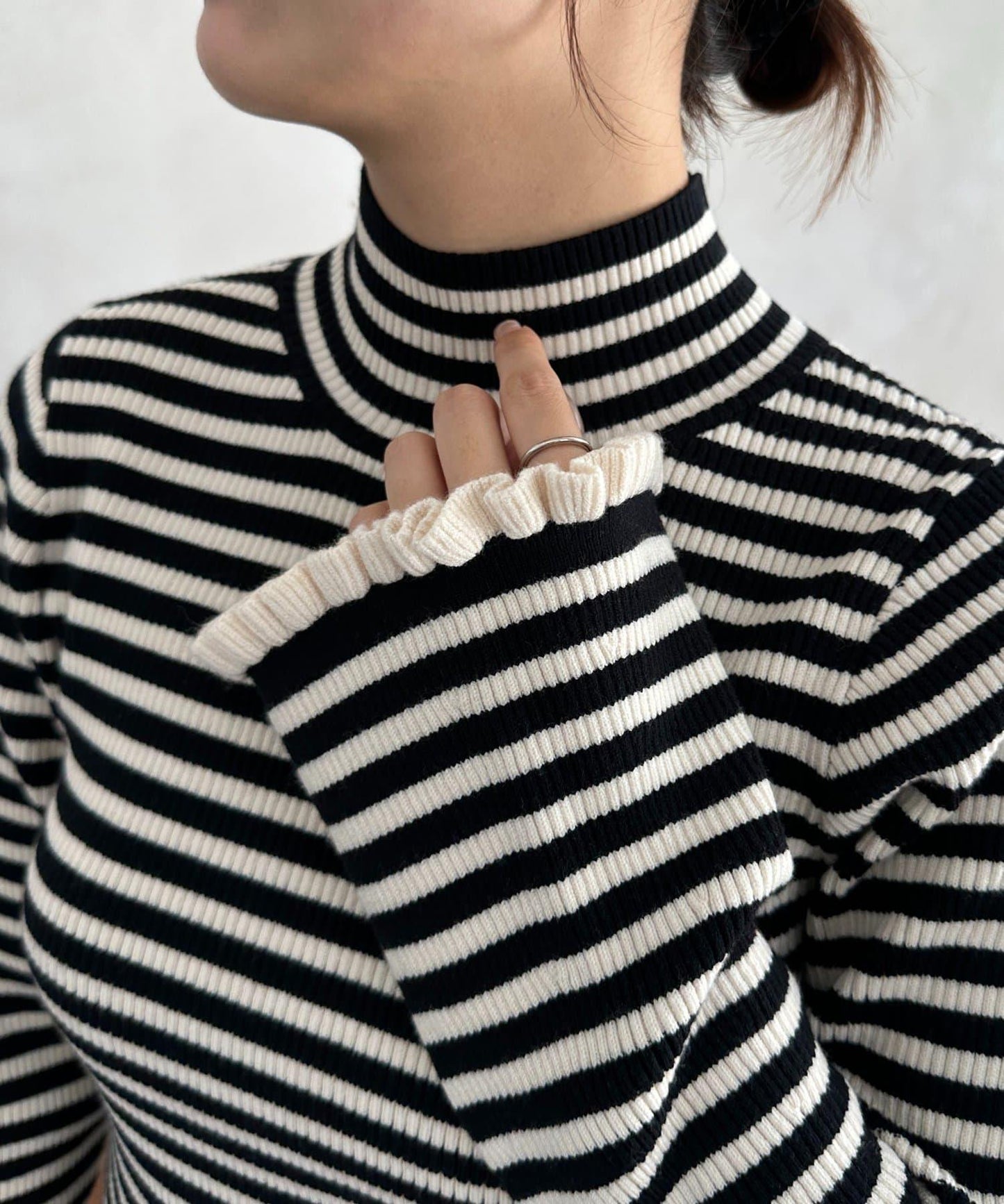 袖部荷葉邊喇叭袖高領針織衫